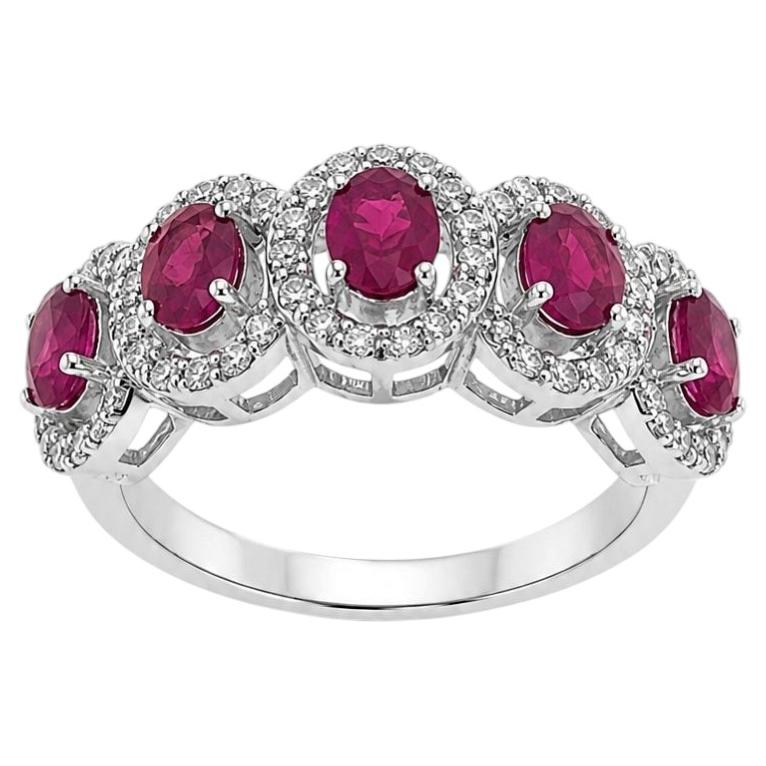 Elegante anillo con halo de cinco rubíes y diamantes en venta