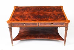 Table basse en acajou flamboyant avec quatre tiroirs, 20ème siècle