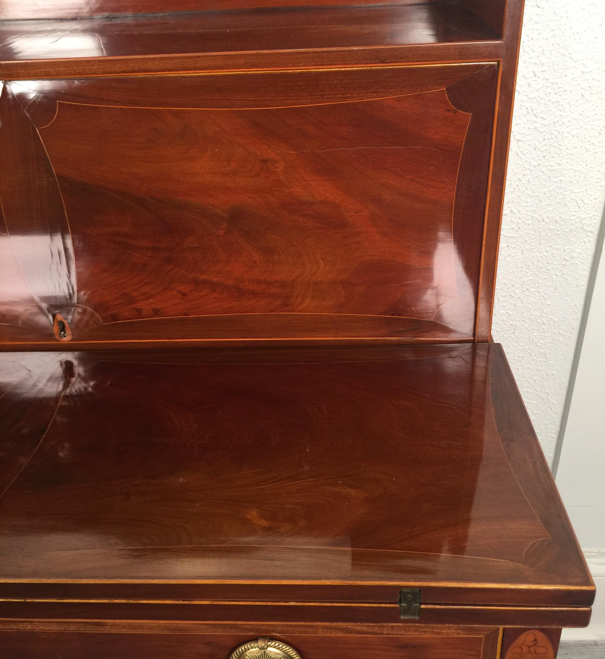 19th Century Elegant Flame Mahogany Inlaid Hepplewhite Desk