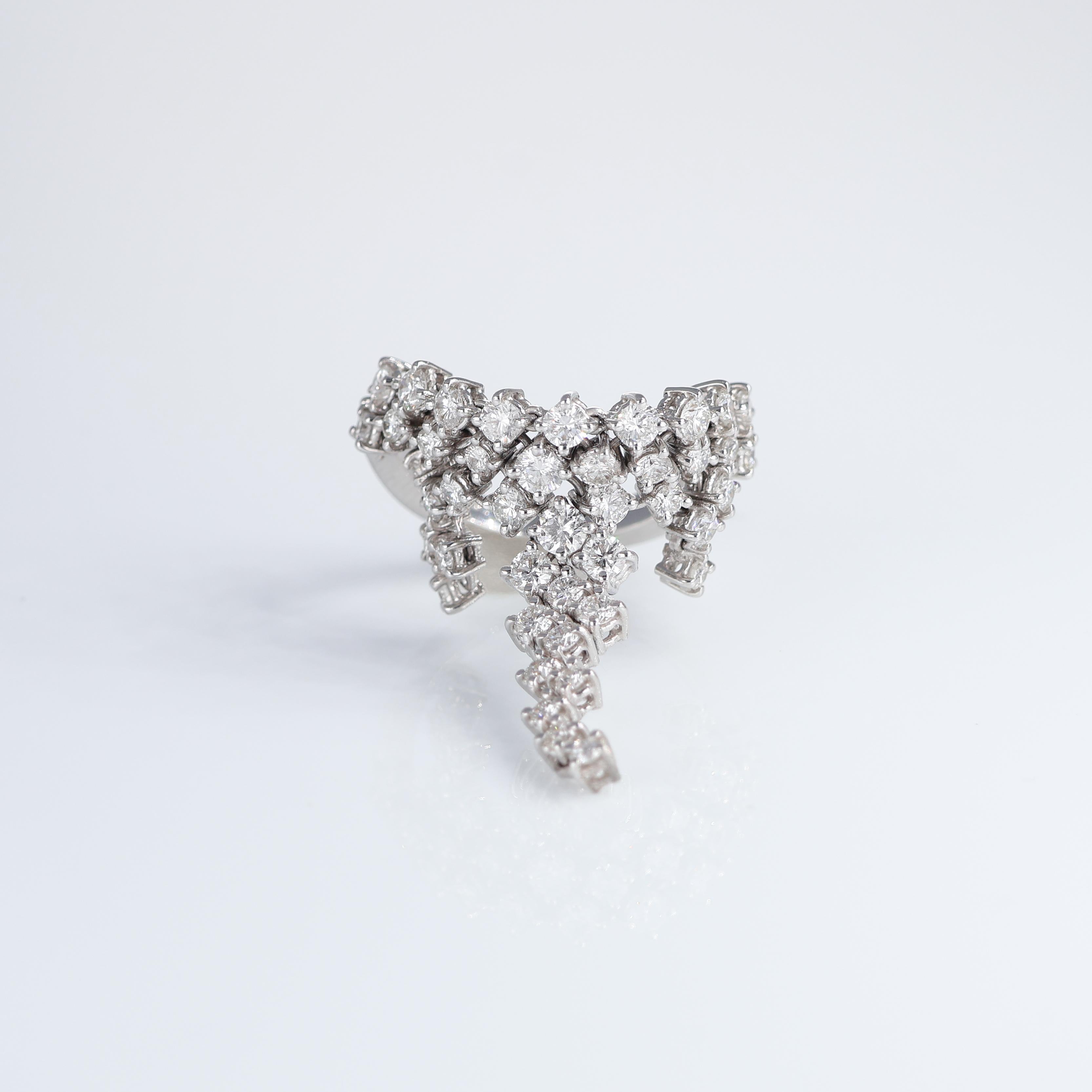 IMPORTANT NOTE:
✔ No additional costs will be added to this order.
✔ Shipping and customs duties are fully covered by us.
--------------------
This exquisite 18kt white gold ring combines elegance with a unique design. The ring features a soft,