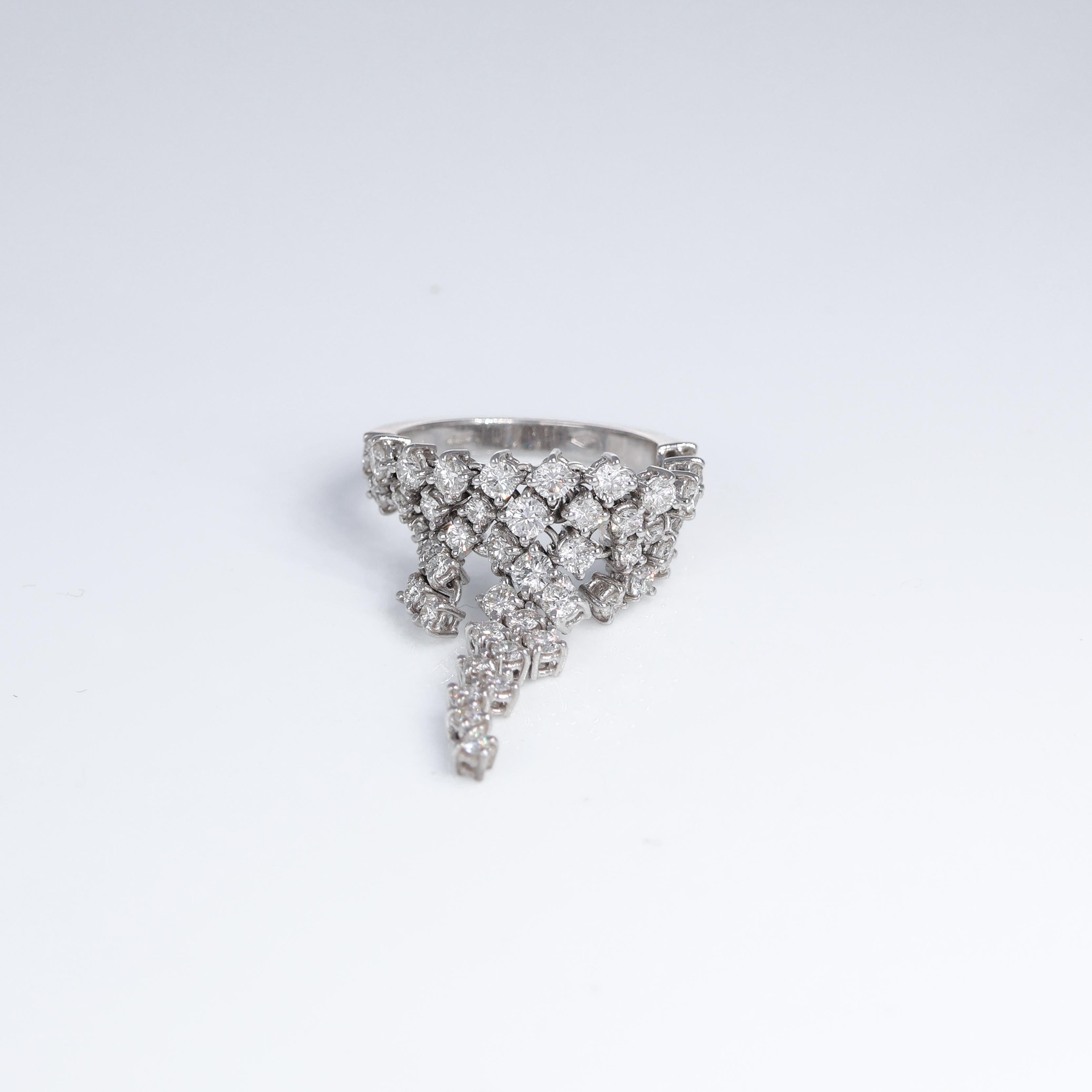 Brilliant Cut Elegant Flexible 18kt White Gold Ring with Diamond Pendant Cascades For Sale
