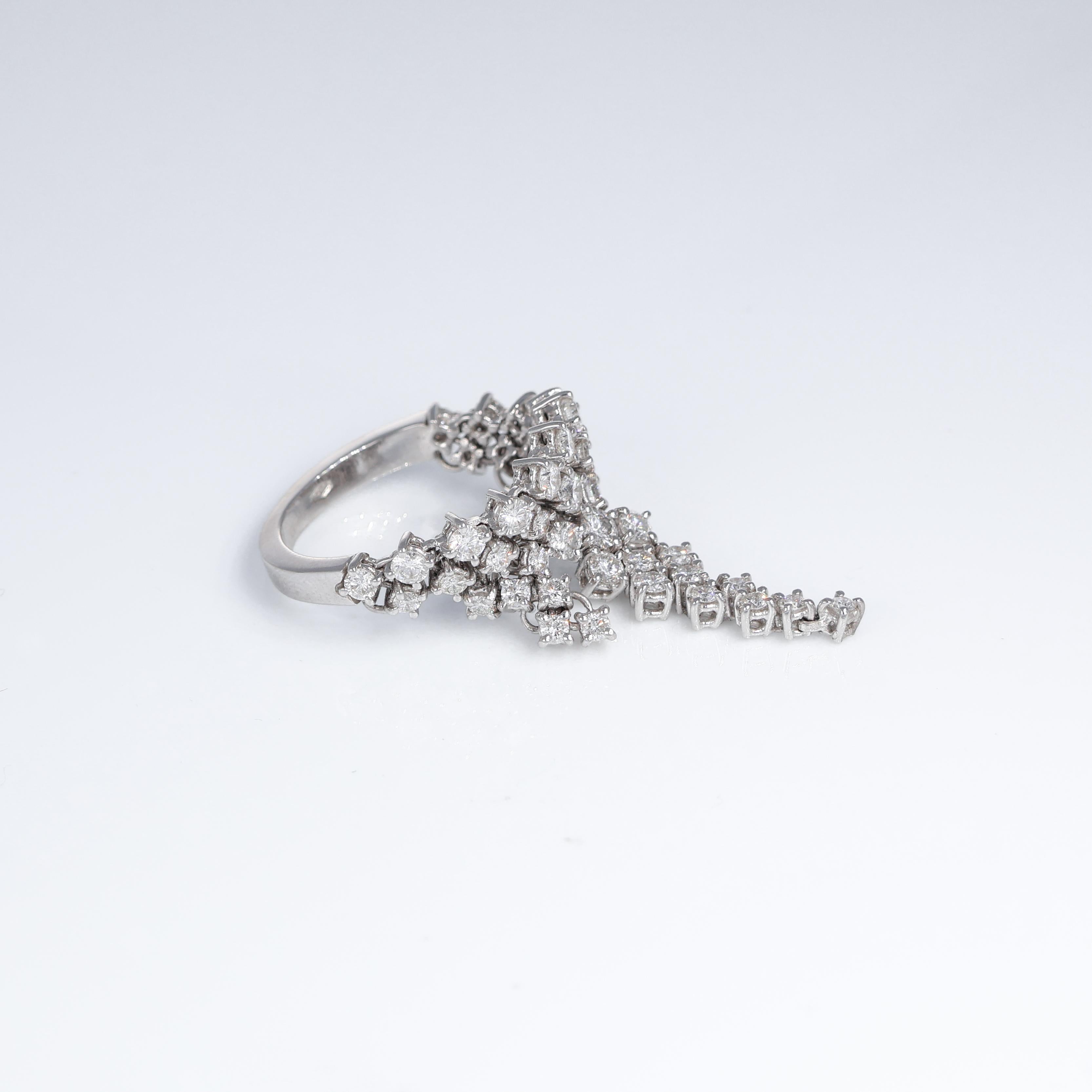 Elegant Flexible 18kt White Gold Ring with Diamond Pendant Cascades In New Condition For Sale In Bergamo, BG