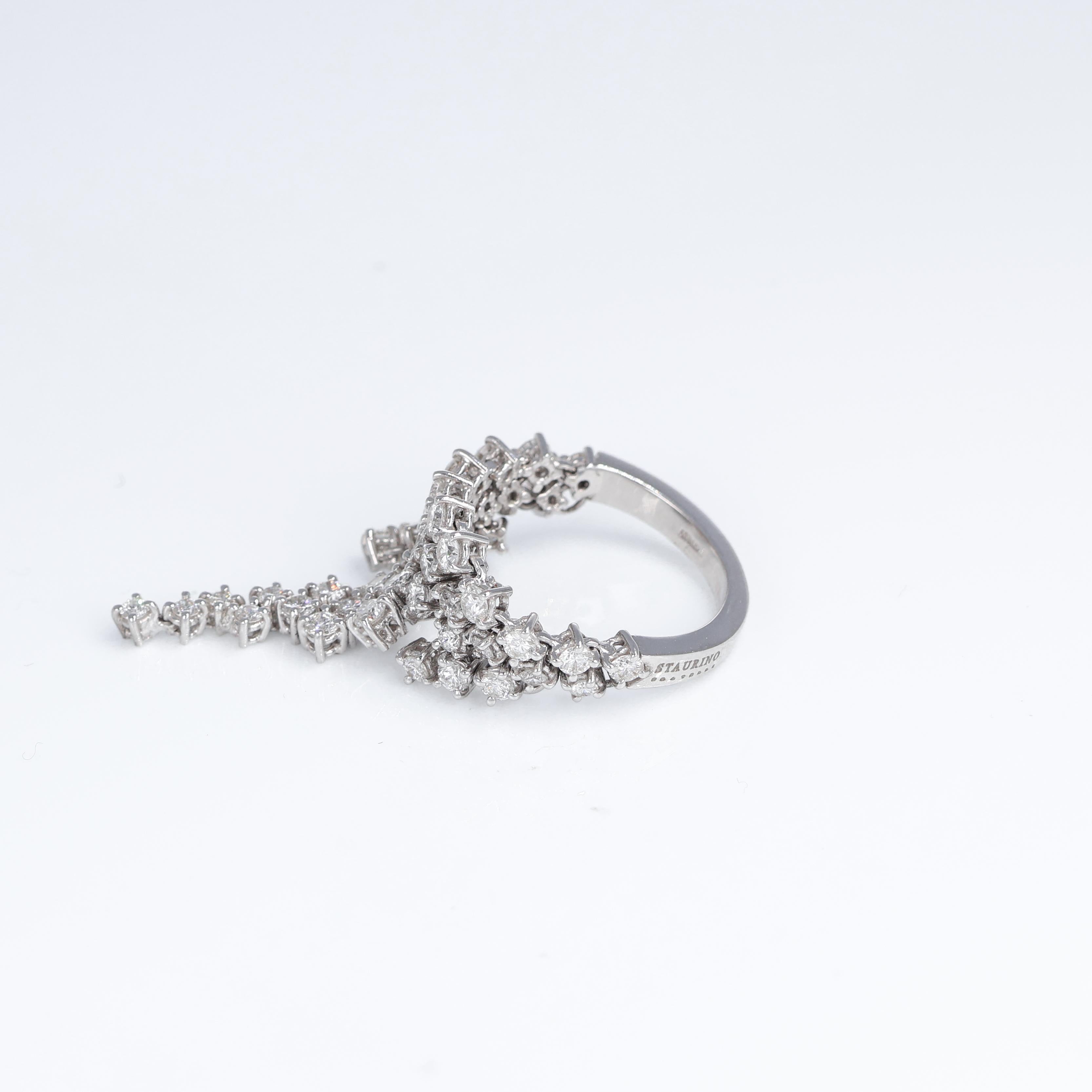 Women's or Men's Elegant Flexible 18kt White Gold Ring with Diamond Pendant Cascades For Sale