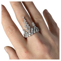Elegant Flexible 18kt White Gold Ring with Diamond Pendant Cascades