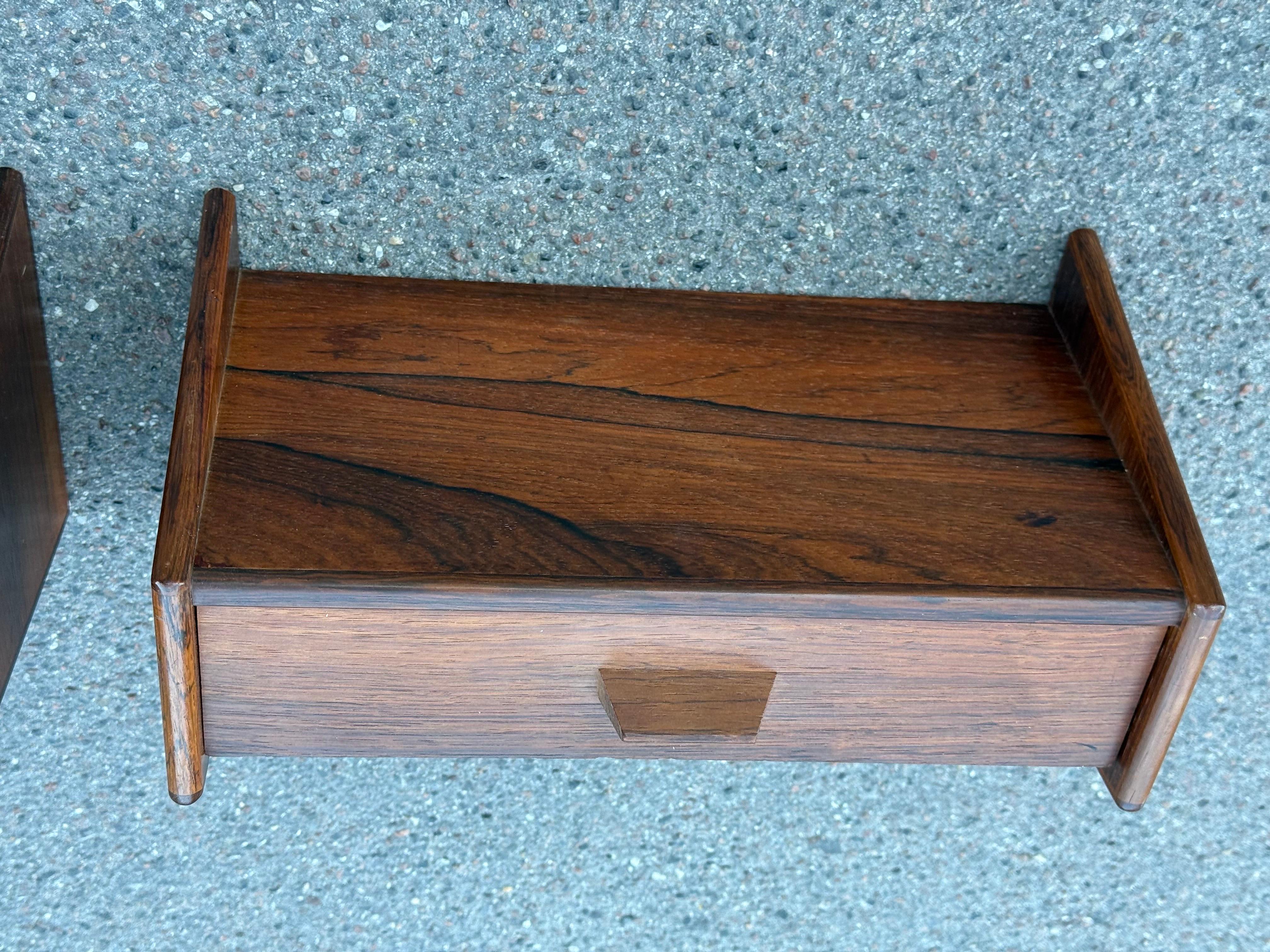 Mid-Century moderno Eleganti comodini galleggianti degli anni '60 provenienti dalla Danimarca in vendita