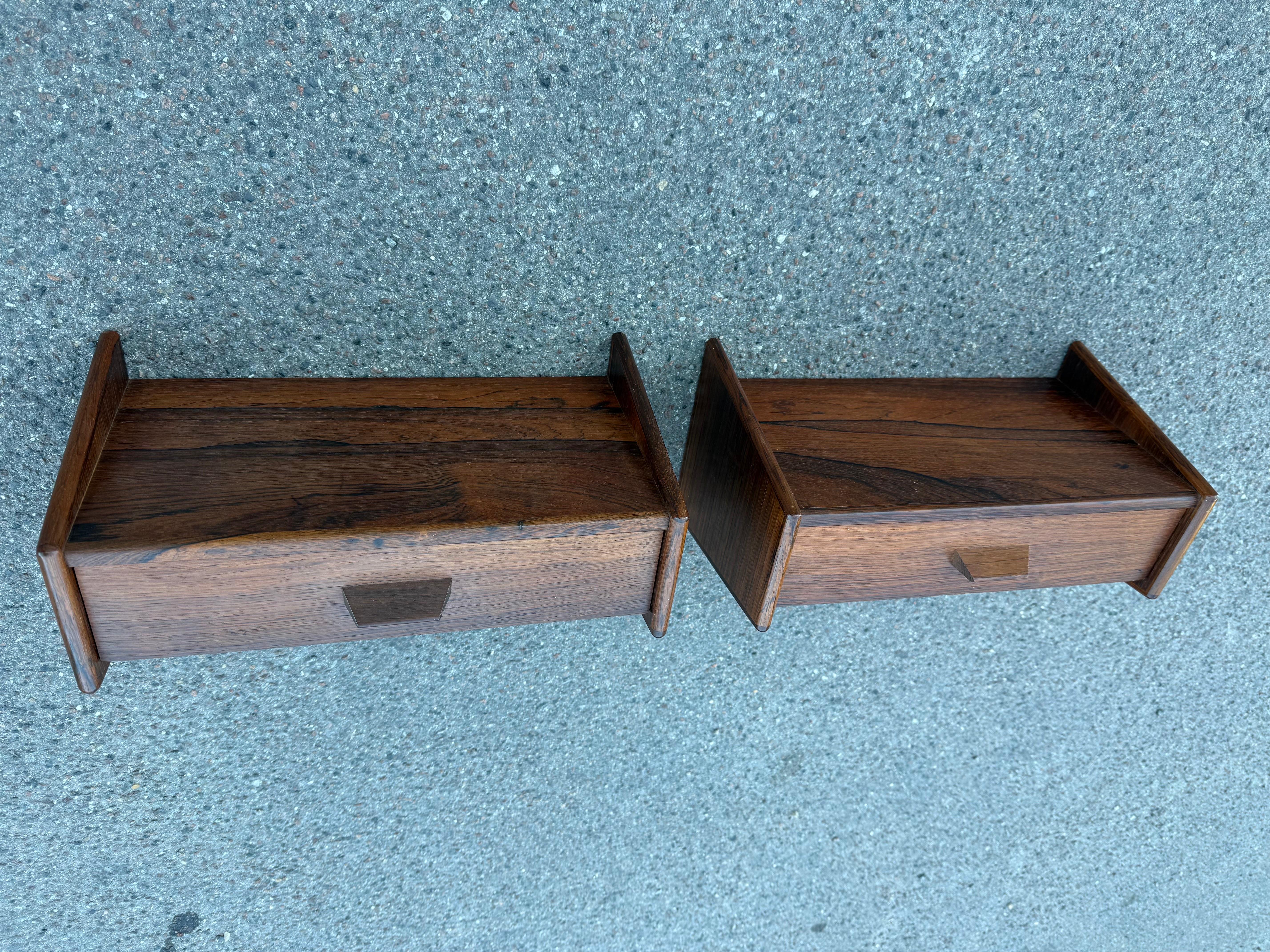 Legno Eleganti comodini galleggianti degli anni '60 provenienti dalla Danimarca in vendita