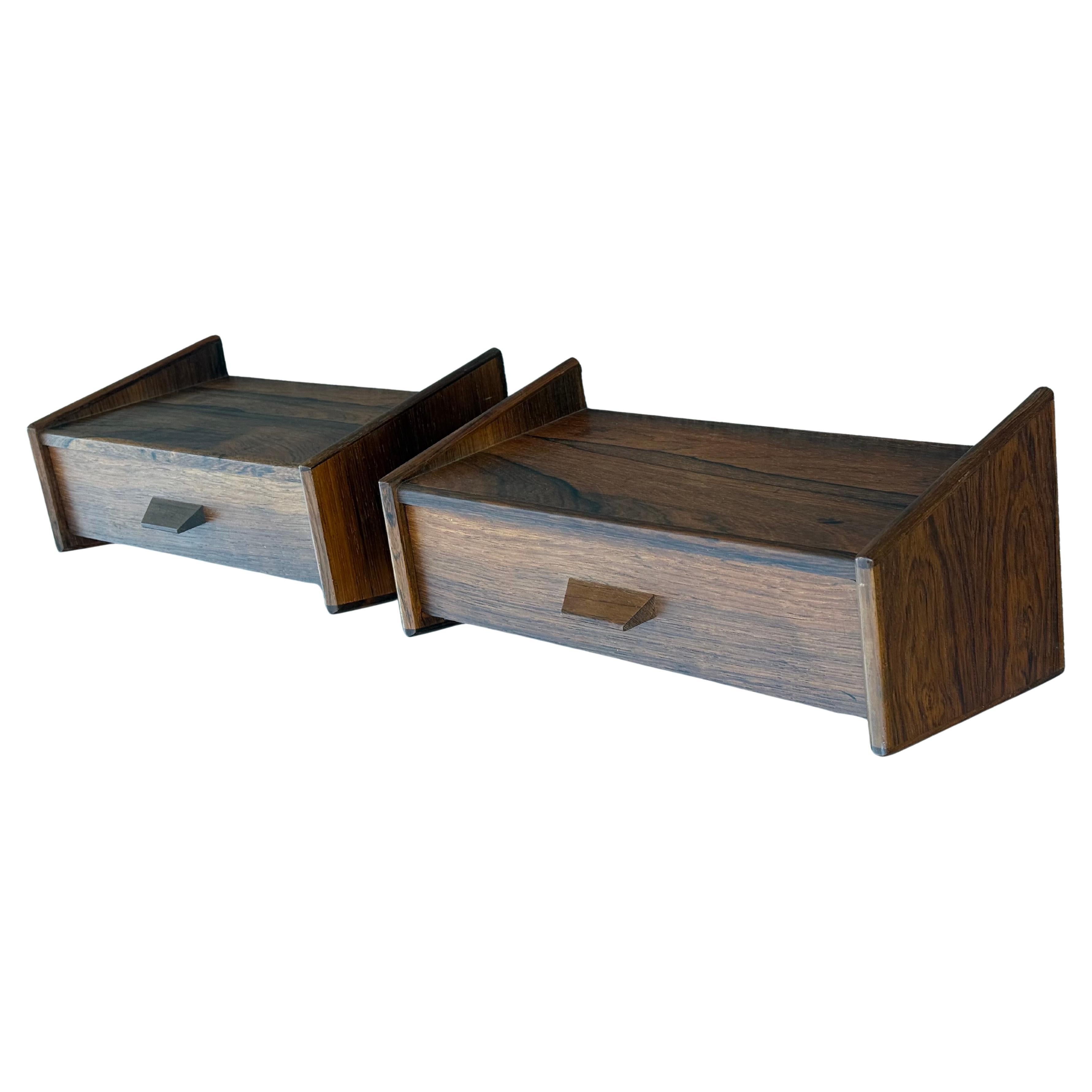 Questo set di comodini galleggianti danesi del 1960 presenta un design elegante e minimalista, tipico dell'artigianato scandinavo di metà secolo. I comodini emanano un'estetica calda ed elegante. Ciascun pezzo include un cassetto singolo e poco