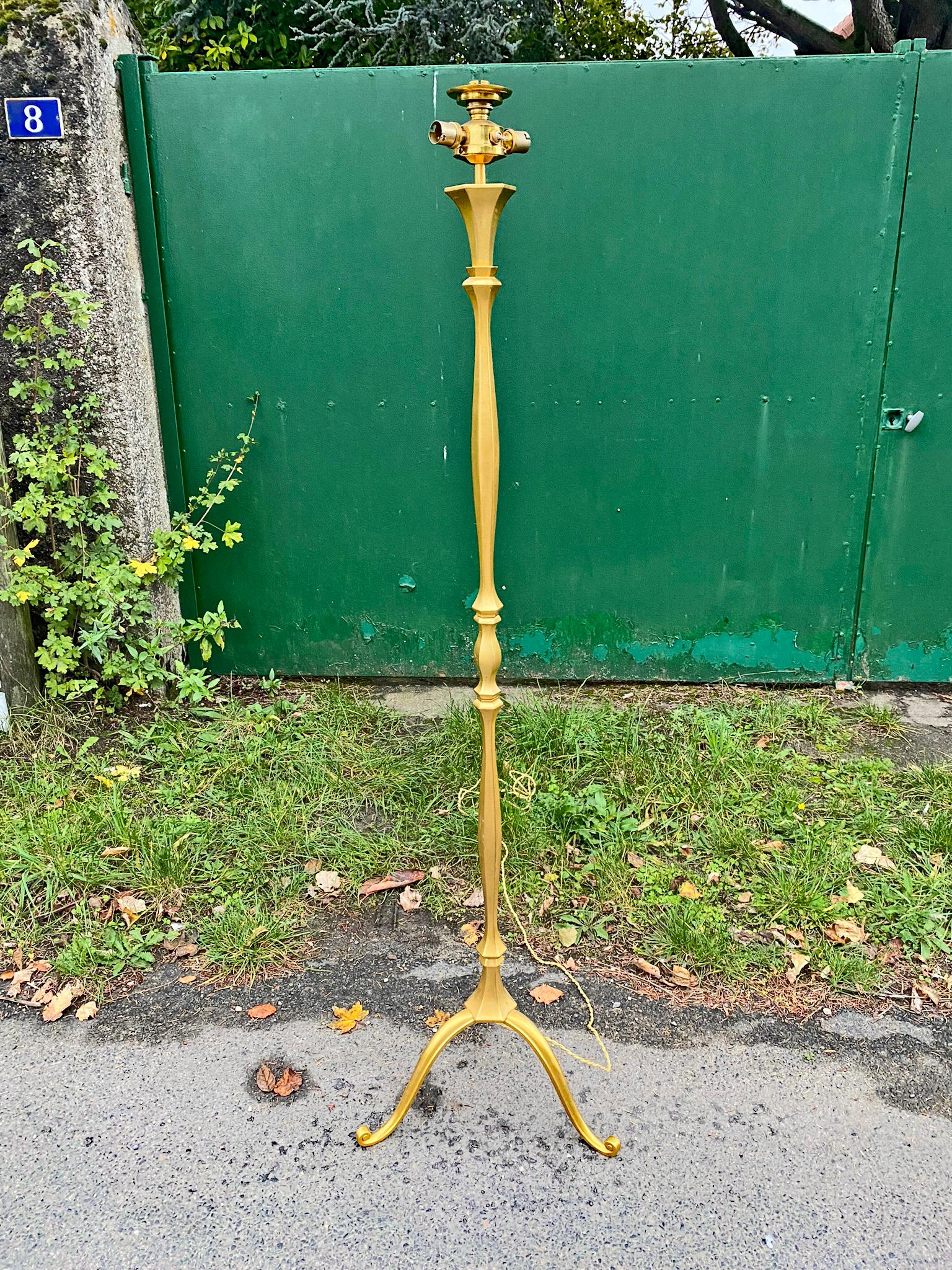 Elegant Floor Lamp in Gilded Metal circa 1940/1950 Maison Charles style, For Sale 3
