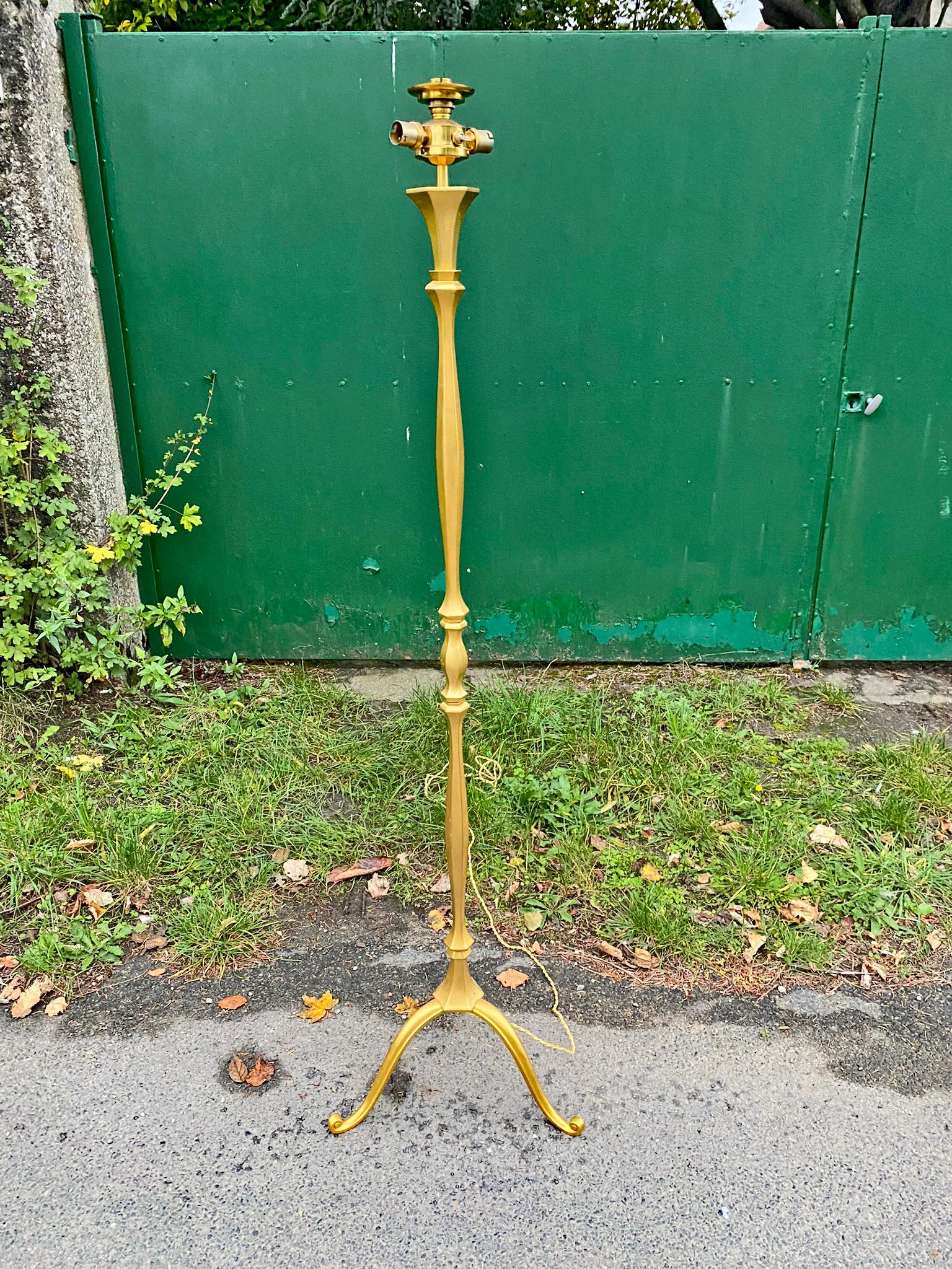 Elegant Floor Lamp in Gilded Metal circa 1940/1950 Maison Charles style, For Sale 5