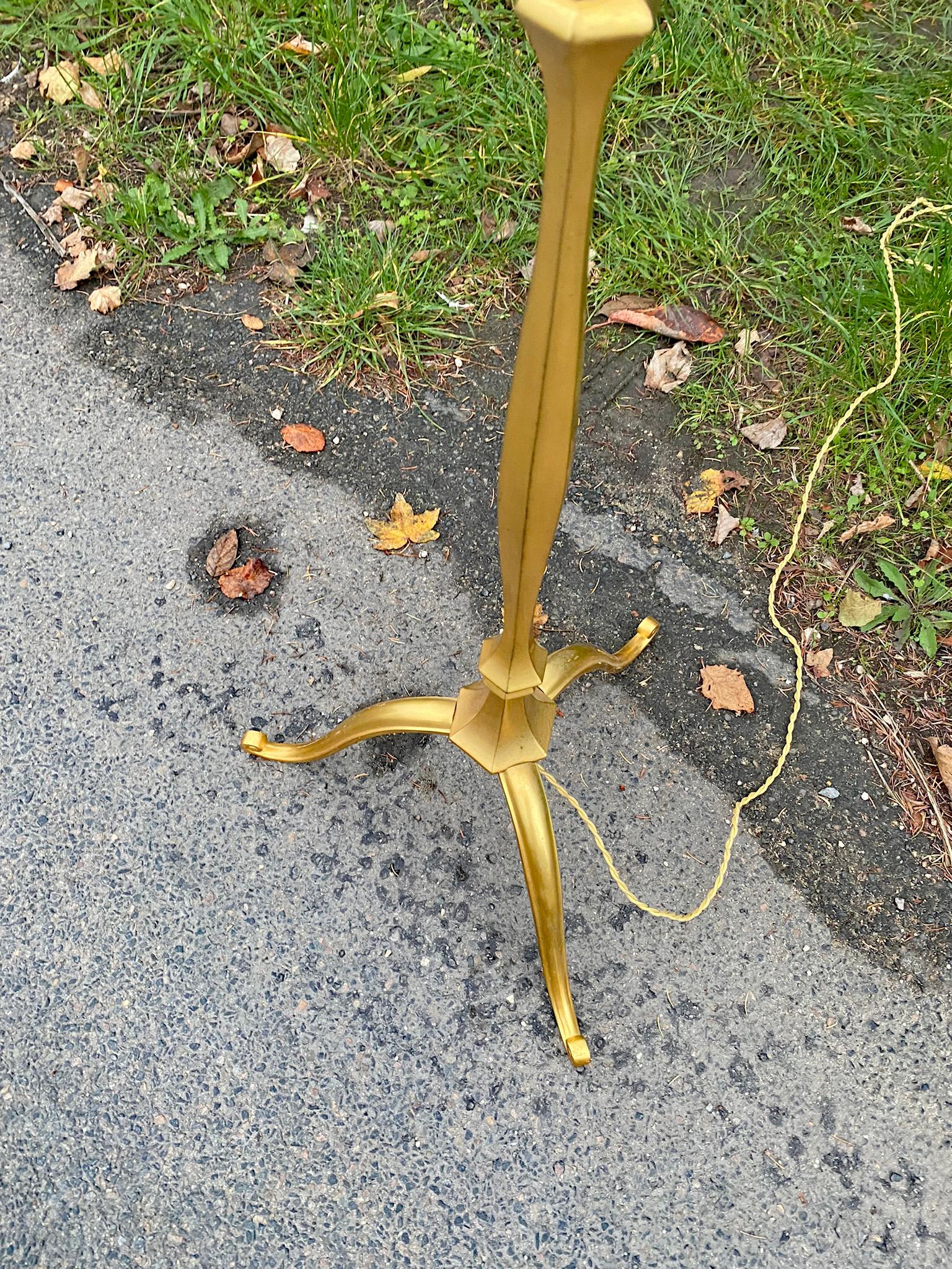 Elegant Floor Lamp in Gilded Metal circa 1940/1950 Maison Charles style, For Sale 6