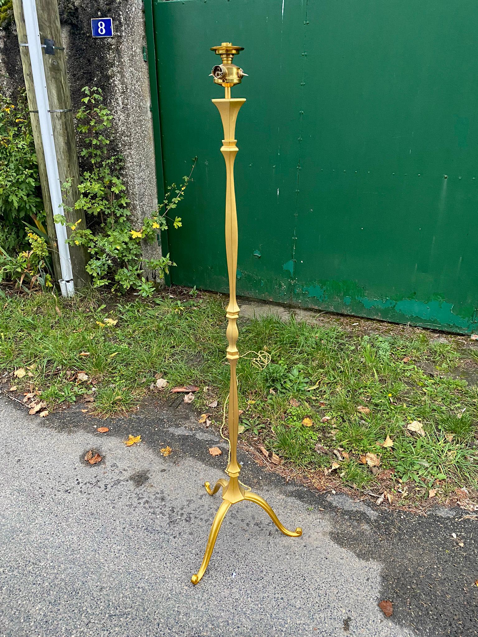 Elegant lampadaire en métal doré circa 1940/1950
s'illumine avec 3 lumières
qualité supérieure.