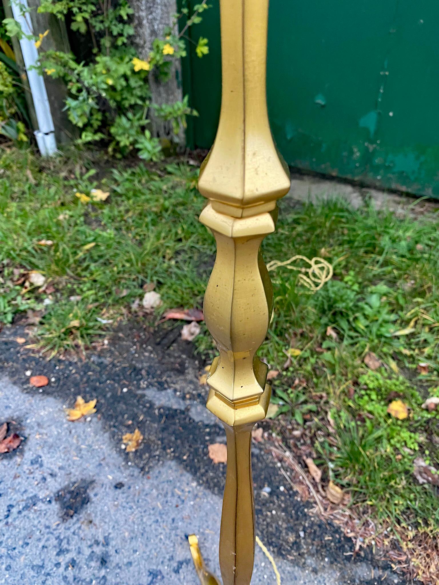 Elegant Floor Lamp in Gilded Metal circa 1940/1950 Maison Charles style, In Good Condition For Sale In Saint-Ouen, FR