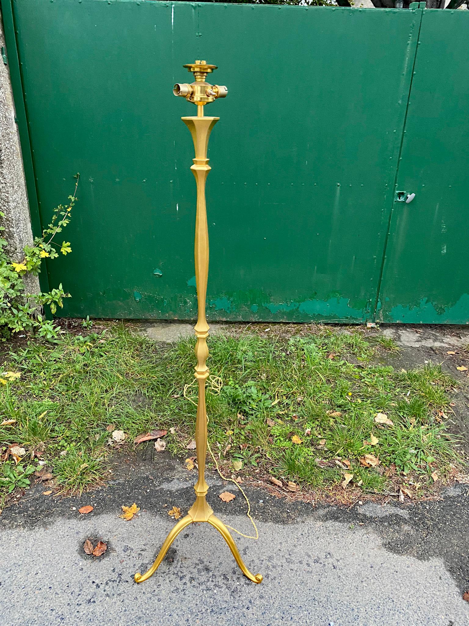 Elegant Floor Lamp in Gilded Metal circa 1940/1950 Maison Charles style, For Sale 1