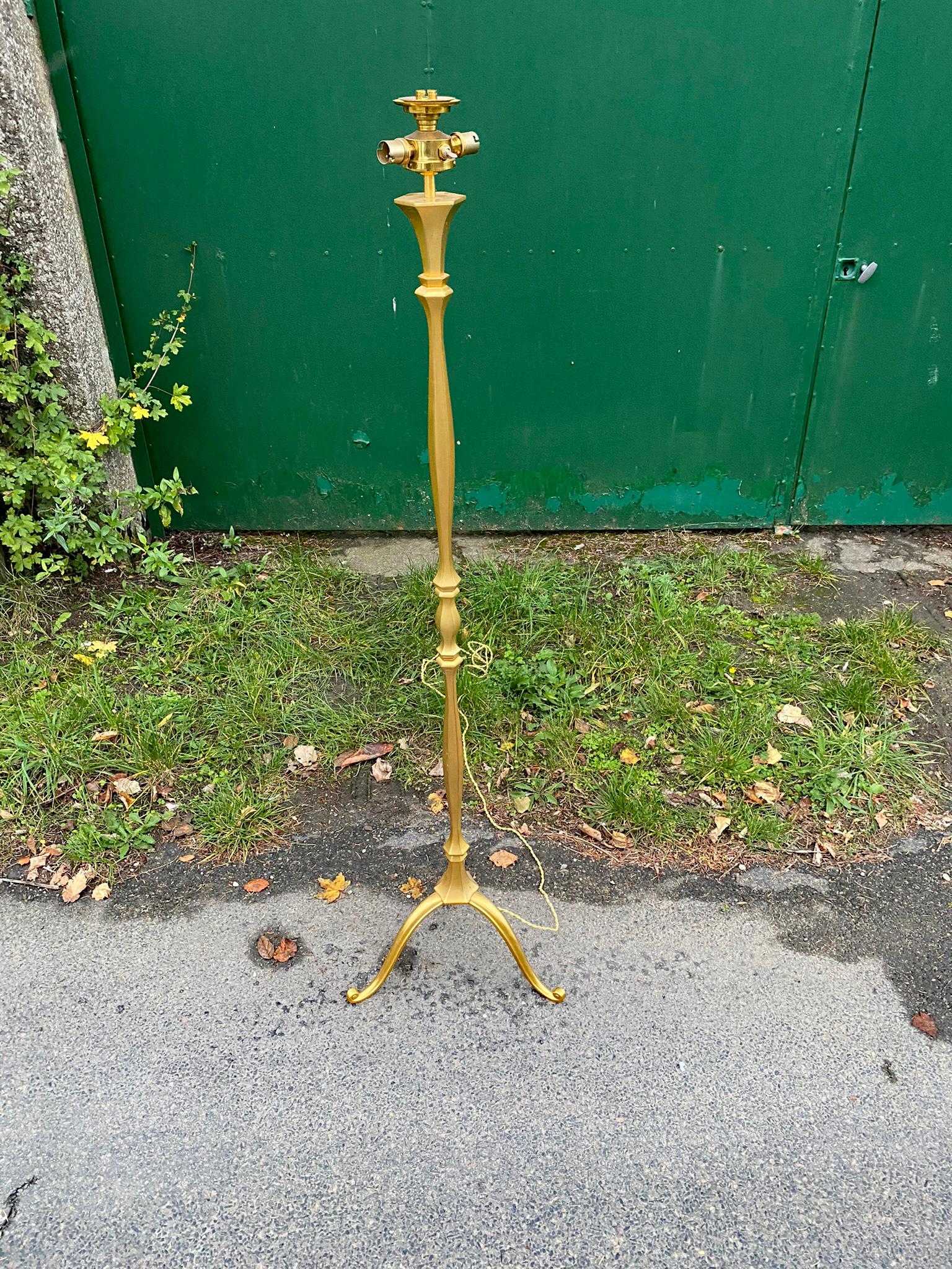 Elegant Floor Lamp in Gilded Metal circa 1940/1950 Maison Charles style, For Sale 2
