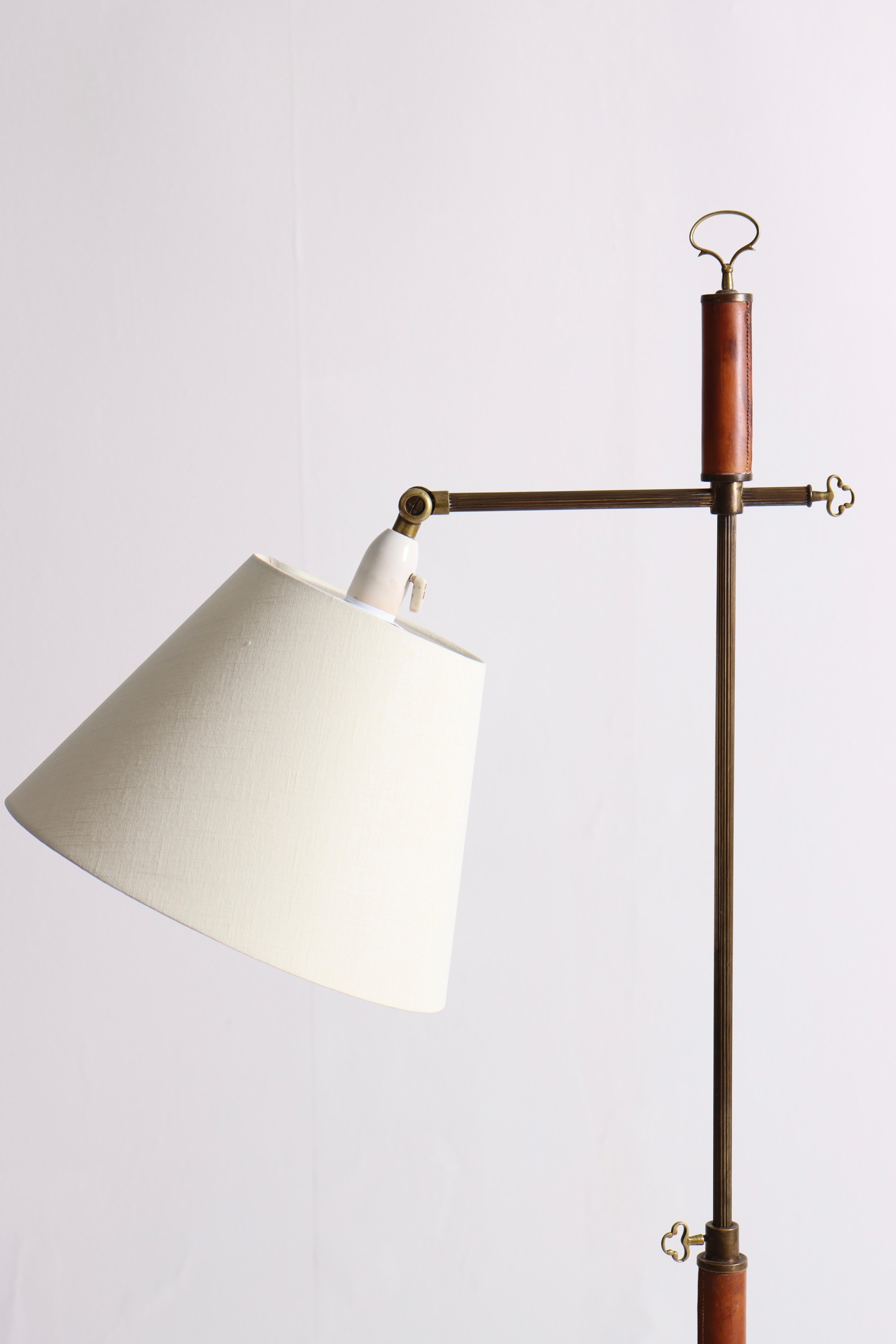 Swedish floor lamp in brass and leather. Very nice patina, original condition, 1950s.