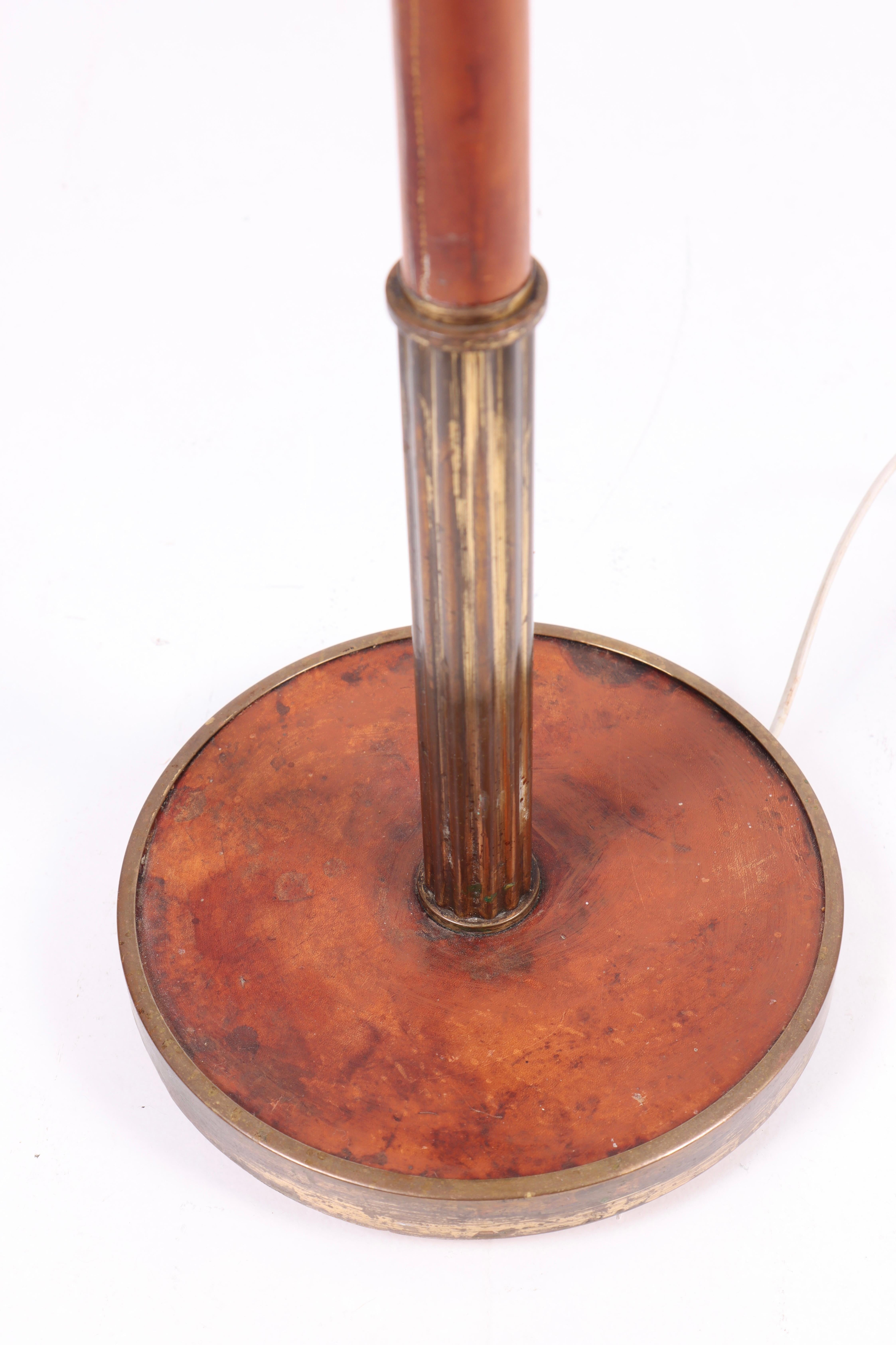 Elegant Floor Lamp in Patinated Brass and Leather, Swedish Modern, 1940s For Sale 2