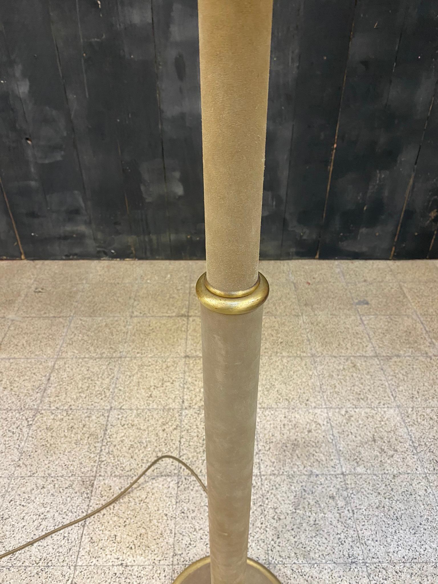Elegant Floor Lamp in Suede Leather in the Style of Jacques Adnet, circa 1960 In Good Condition For Sale In Saint-Ouen, FR