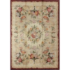 Élégant tapis crocheté américain ancien à motifs floraux:: de couleur crème et multicolore