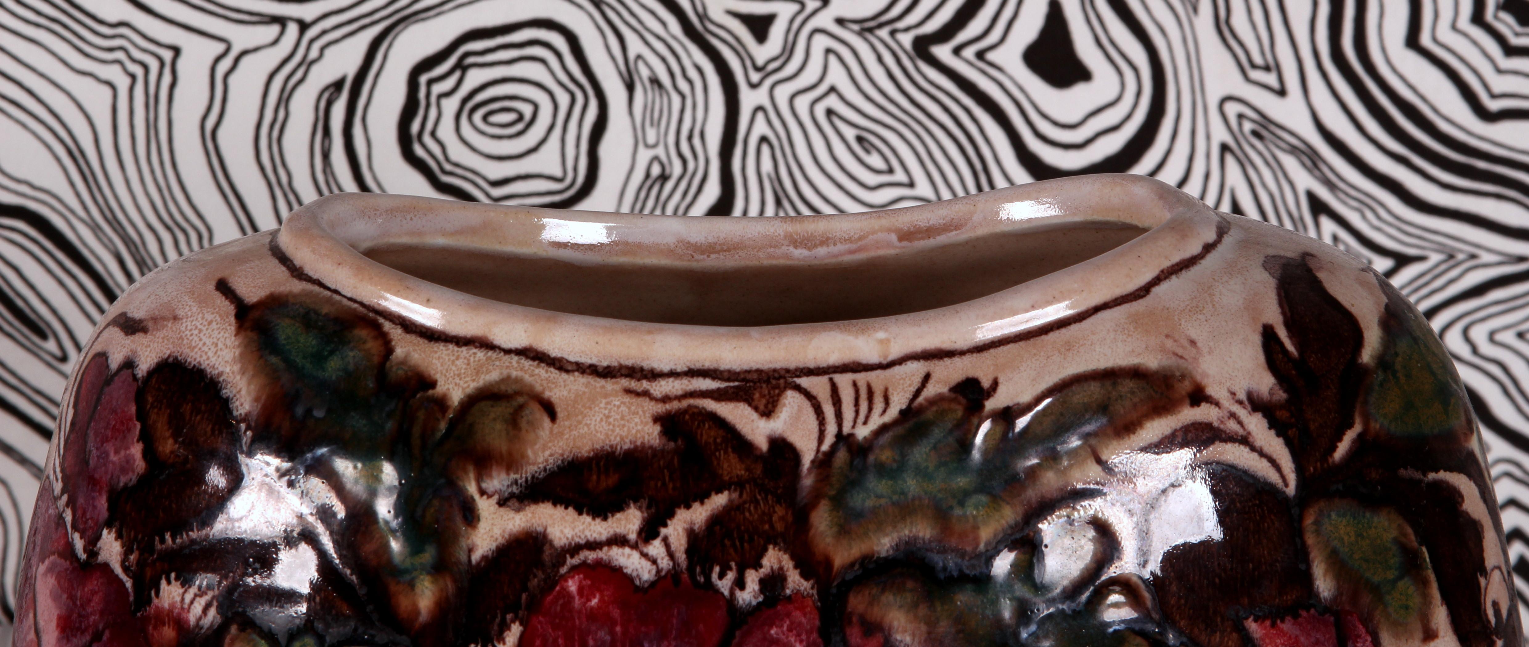 Diese schöne Keramikvase mit einer floralen Malerei, die den Motiven des berühmten Kunstspiegels sehr ähnlich ist, wurde in den 1960er Jahren in der italienischen Provinz Südtirol in sorgfältiger Handarbeit bemalt. Das Design wurde von dem
