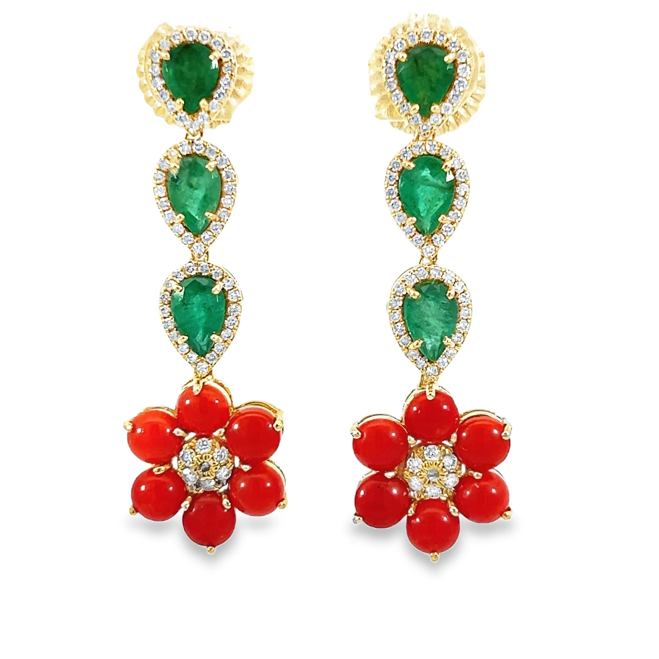 Ces magnifiques boucles d'oreilles fleur en or jaune 14 carats sont la combinaison idéale du style et de la personnalité. Avec leurs émeraudes de 2,12 carats, leur corail de 2,75 carats et leurs diamants de 0,52 carat sertis dans de magnifiques