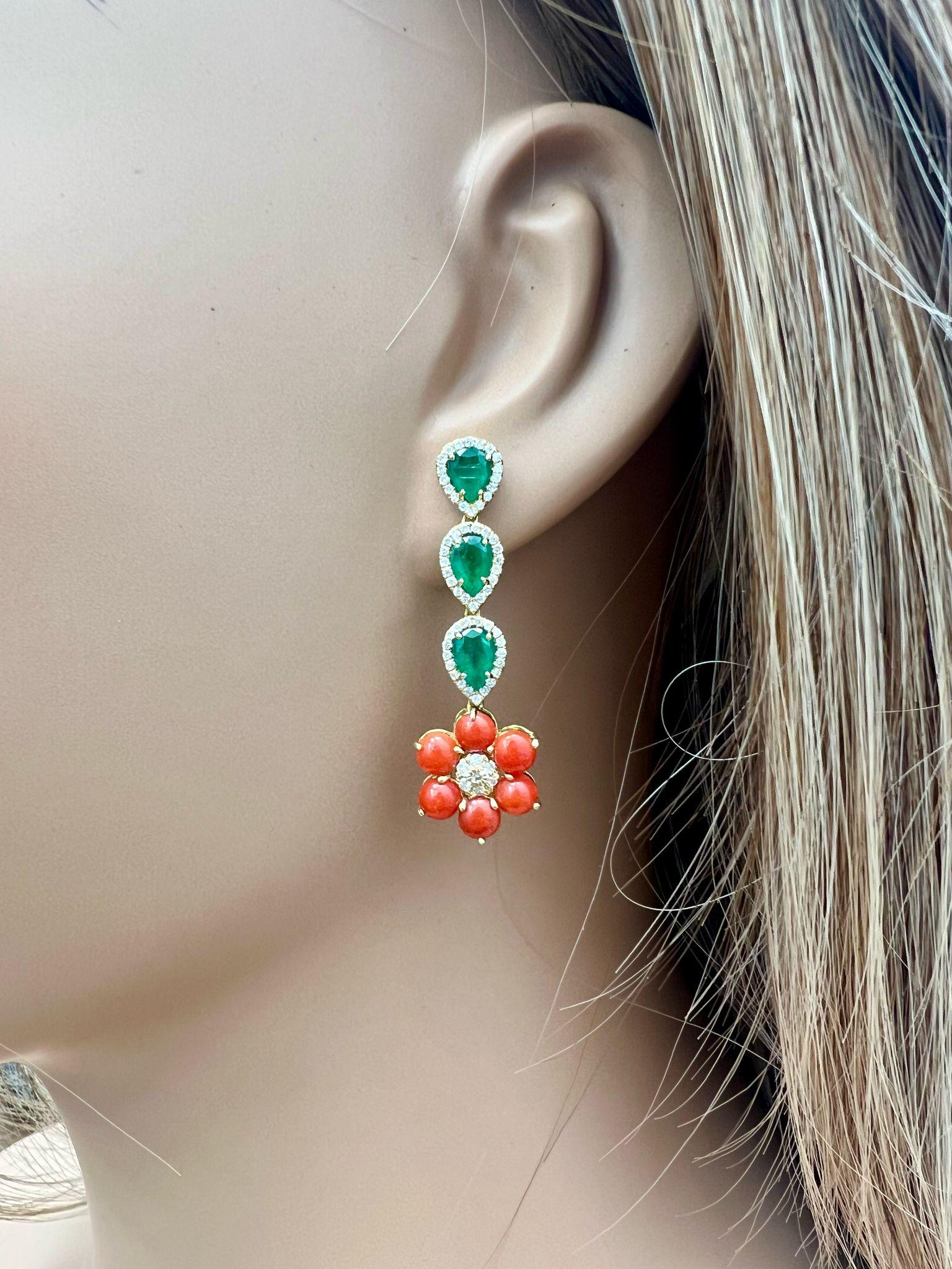 Boucles d'oreilles élégantes à fleurs en corail, émeraudes et diamants Neuf - En vente à New York, NY
