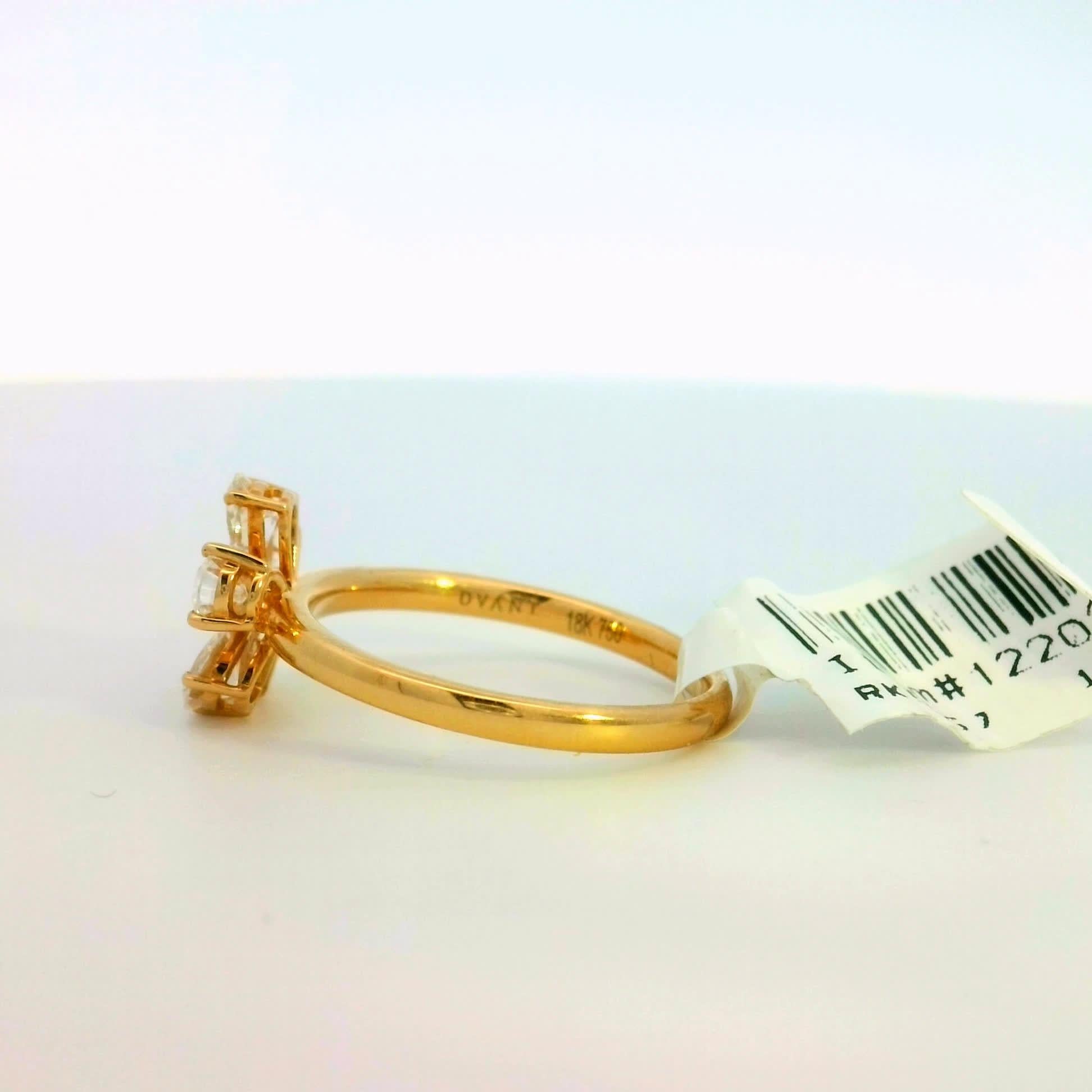 Scopri la bellezza di questo elegante anello in oro dal design floreale, caratterizzato da una splendida composizione di gemme scintillanti. La forma unica e i dettagli intricati lo rendono un accessorio perfetto per ogni occasione, aggiungendo un
