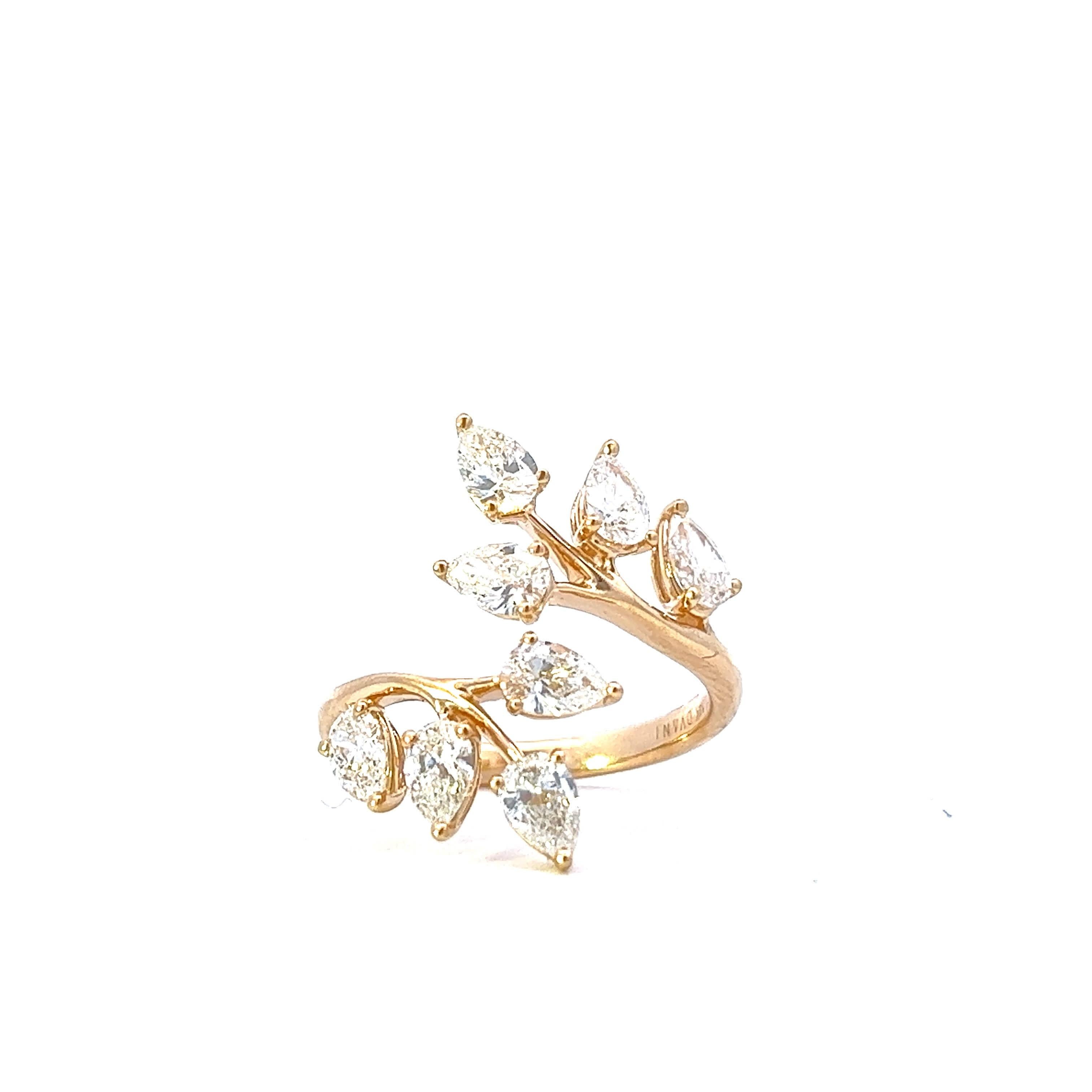 Cette magnifique bague présente un délicat motif floral, réalisé avec des pierres précieuses scintillantes qui captent magnifiquement la lumière. Les détails complexes et les courbes élégantes en font un accessoire parfait pour toutes les occasions,