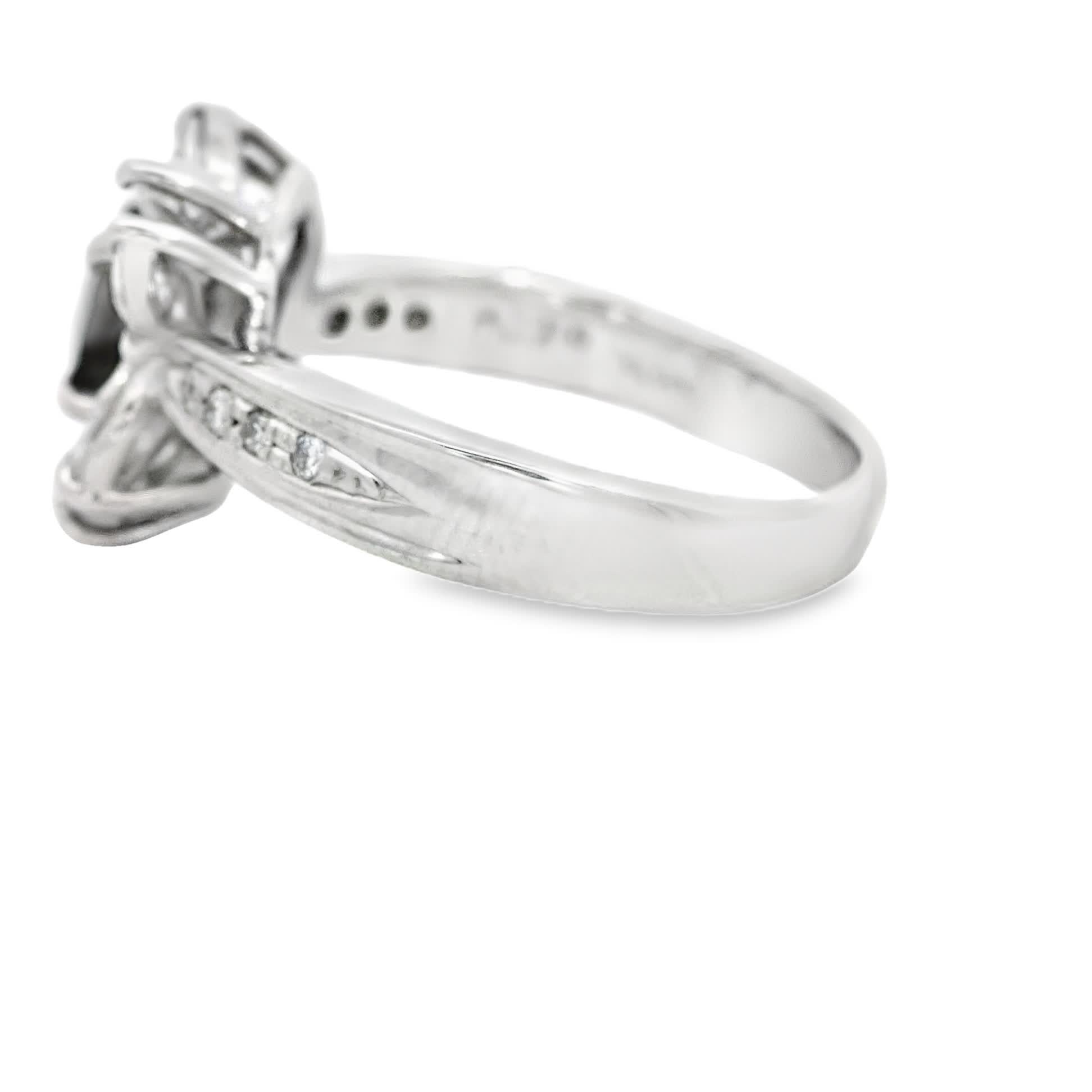 Dieser atemberaubende Ring zeichnet sich durch ein einzigartiges florales Design aus, das einen bezaubernden zentralen Edelstein, umgeben von funkelnden Diamanten, zur Schau stellt. Mit Präzision gefertigt, verkörpert sie Eleganz und Raffinesse und