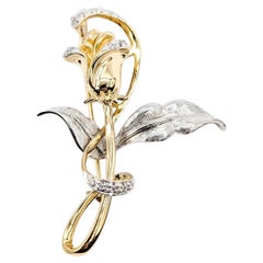 Elegante Broche Floral de Diamantes en Oro Bicolor de 14k