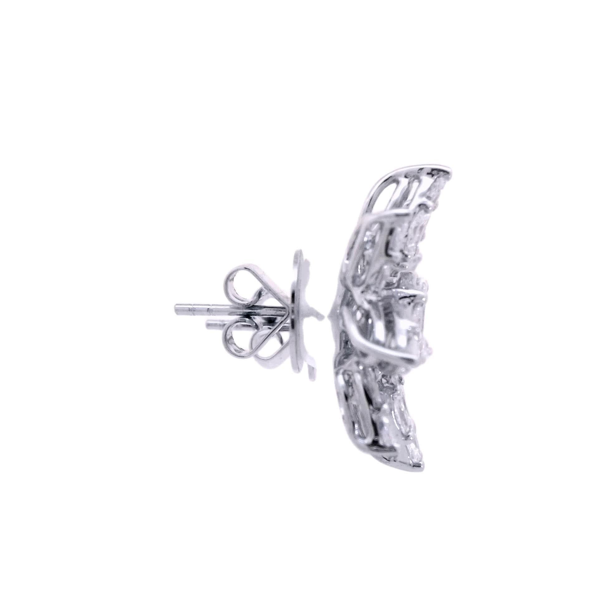 Ces superbes boucles d'oreilles florales sont fabriquées à partir de diamants de haute qualité, rayonnant d'élégance et de sophistication. Le design complexe comprend des diamants en forme de poire et des diamants de taille ronde, créant un