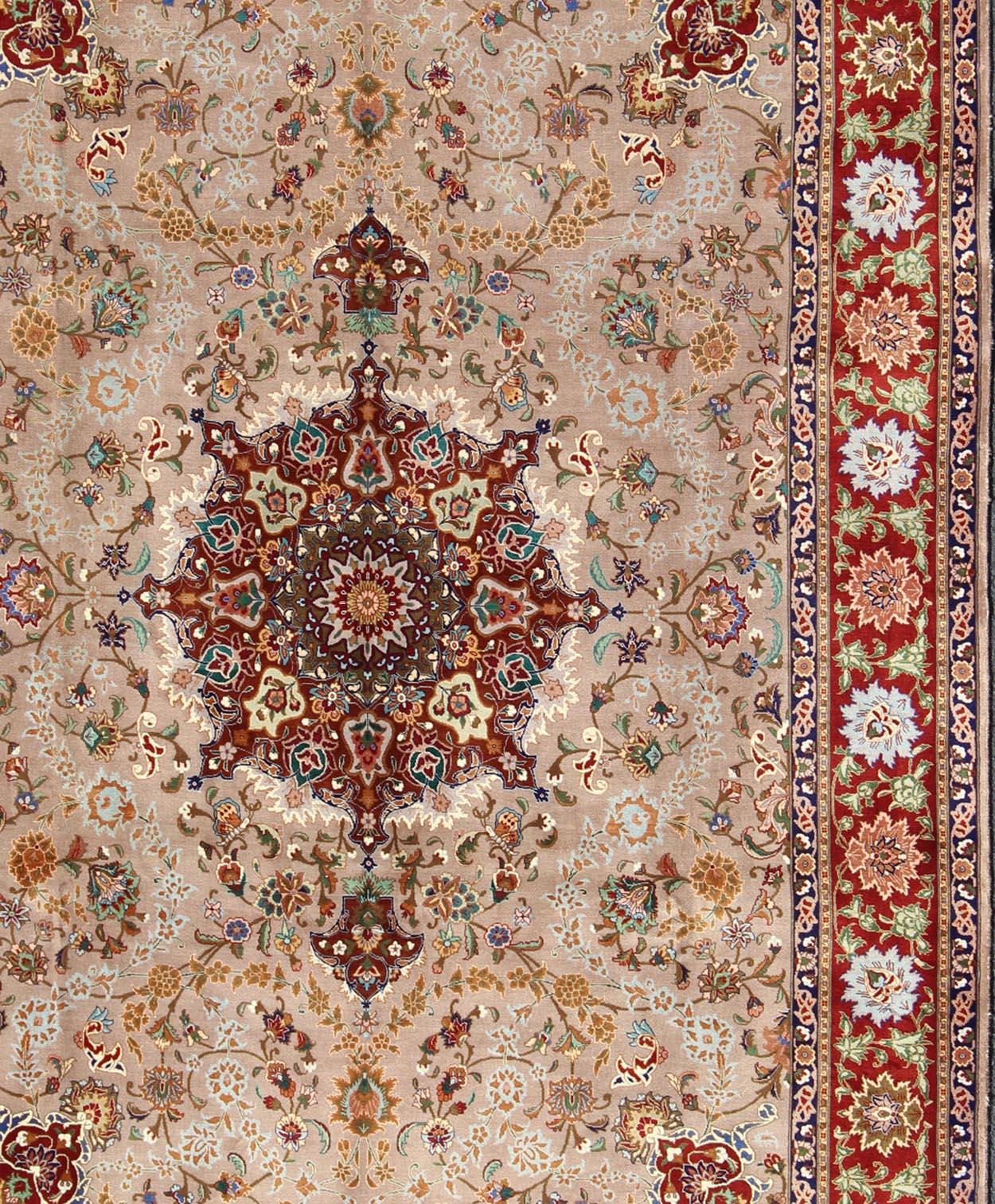 Tabriz Vintage-Teppich aus Persien mit floralem Allover-Muster in Elfenbein, Rot, Grün und Taupe, Teppich H-702-14, Herkunftsland / Typ: Iran / Täbris, um 1940

Dieser alte persische Täbriz-Teppich (ca. Mitte des 20. Jahrhunderts) zeichnet sich