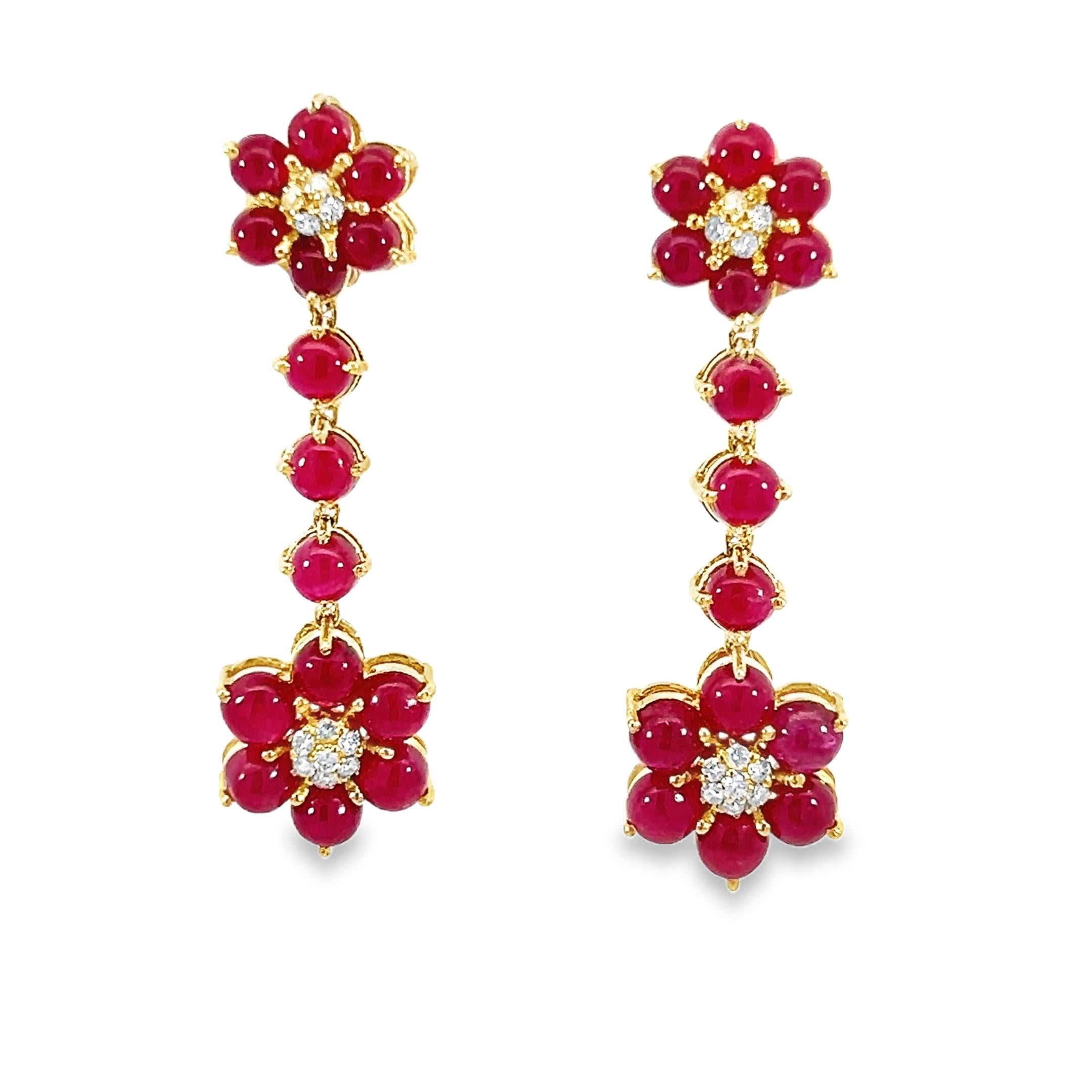 Questi splendidi orecchini a goccia floreali sono un mix perfetto di eleganza e charme. Realizzati con un vibrante rubino da 4,32 carati e diamanti da 0,11 carati e intricati dettagli in oro giallo 14 carati, aggiungono un tocco di raffinatezza a