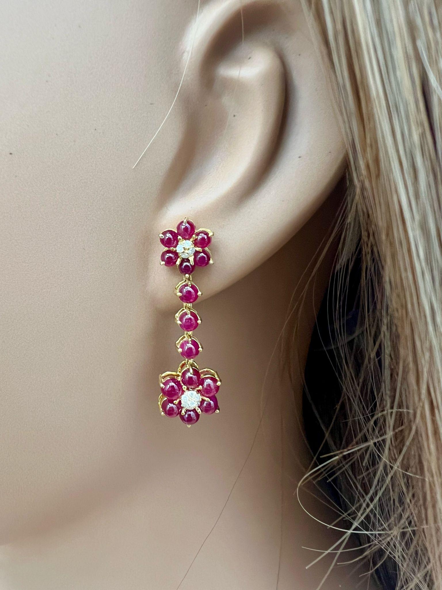 Eleganti orecchini floreali con rubini e diamanti In condizioni Nuovo in vendita a New York, NY