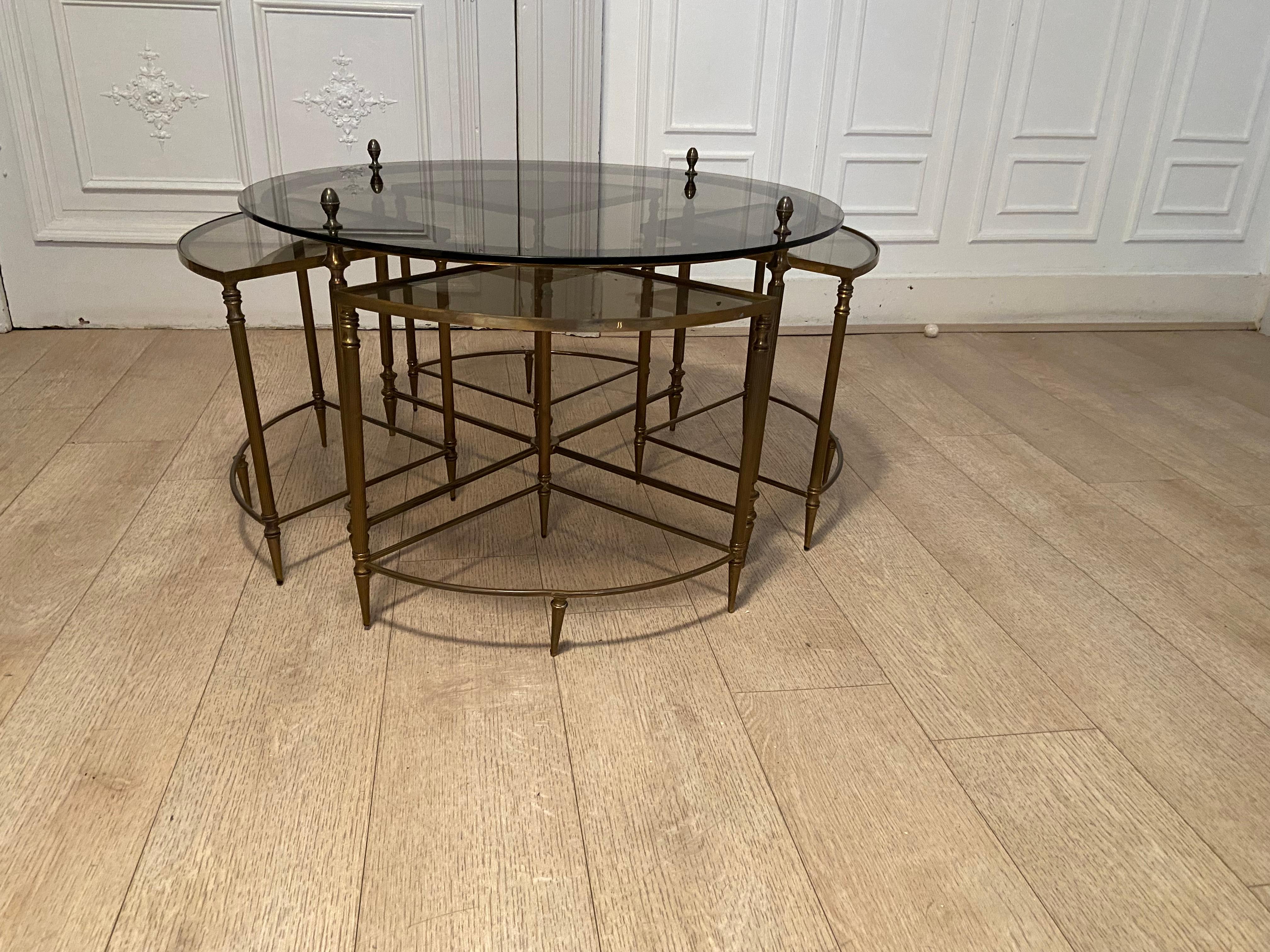 Elegant fluted brass nesting tables and smoked glass tops attributed to Maison Jansen, 60s.