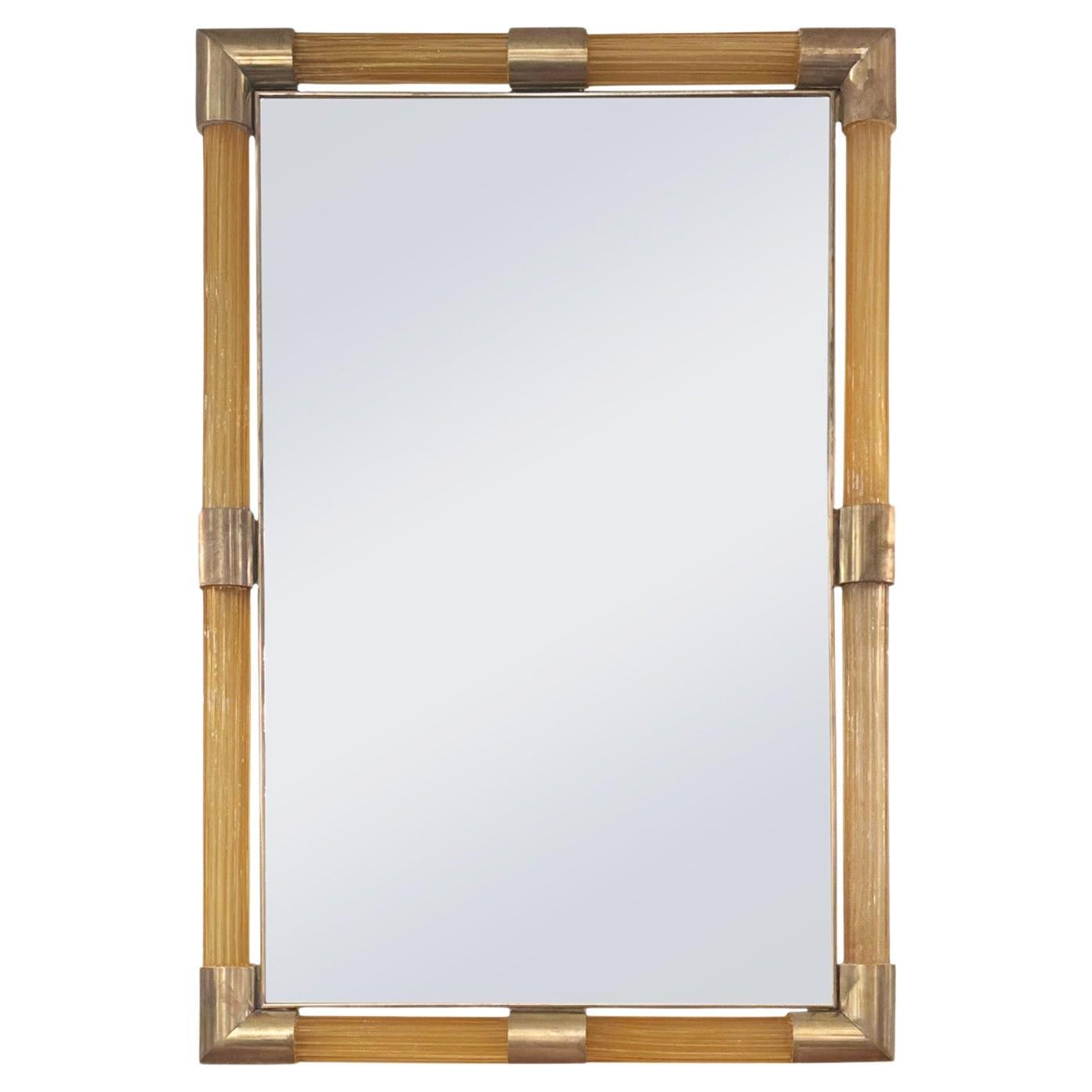 Eleganter geriffelter Spiegel aus Murano-Glas mit Stabrahmen und Messingdetails im Angebot