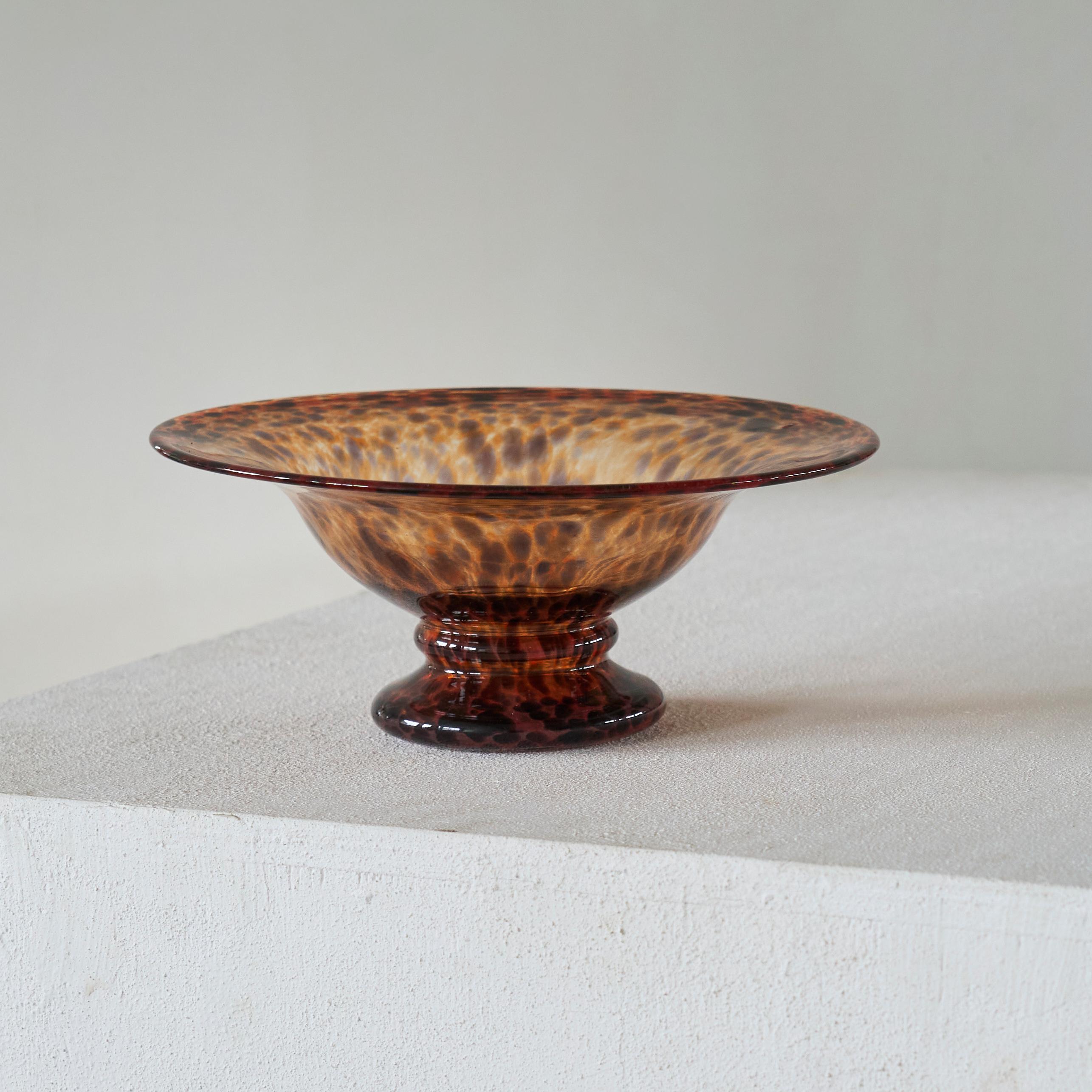 Elegante cuenco con pie de vidrio artístico moteado Mediados del siglo XX

Cuenco con pie de vidrio artístico con un dibujo moteado muy bonito y distintivo, como de tigre, fabricado a mediados del siglo XX. Aspecto maravilloso, capta la luz de forma
