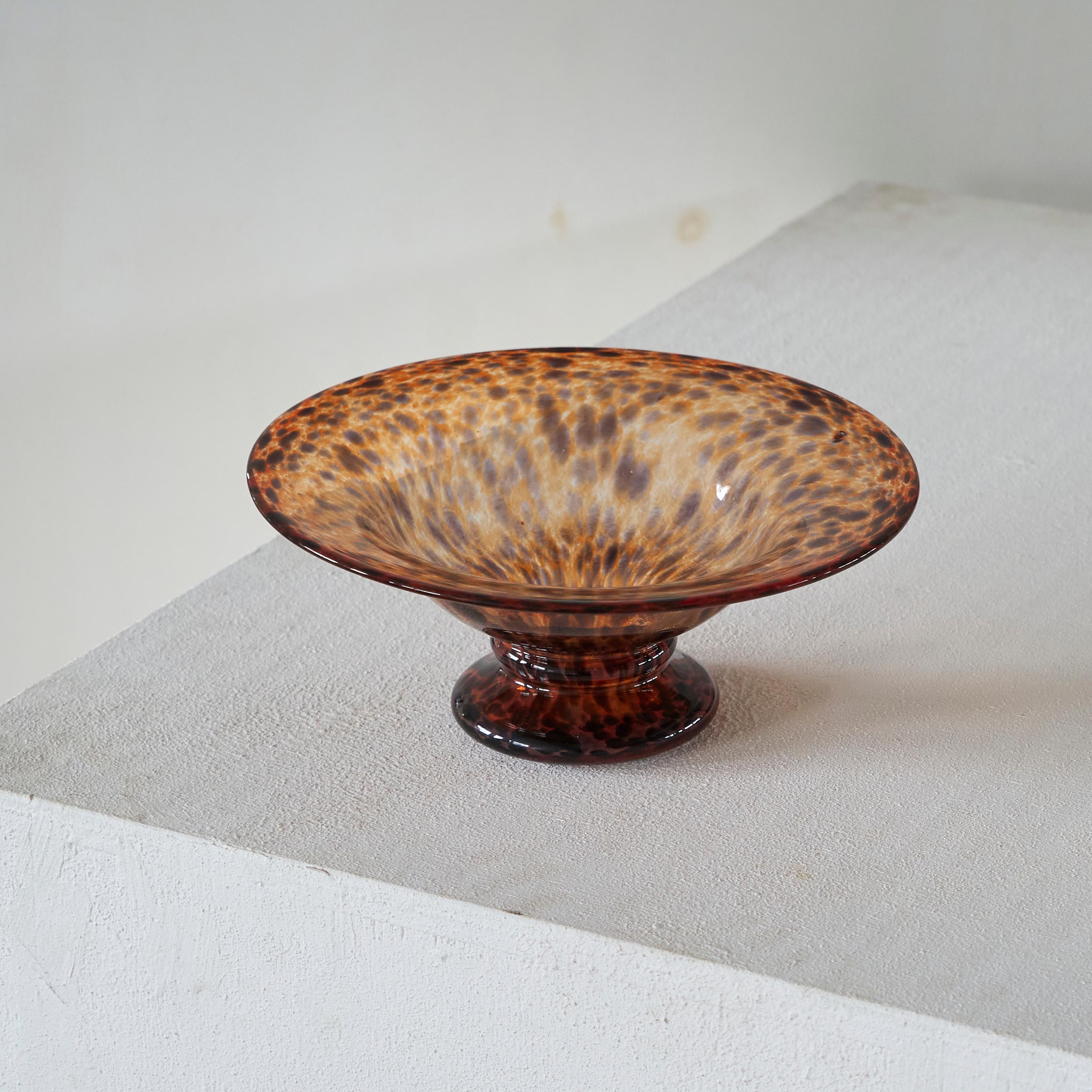 Elegante cuenco con pie de vidrio artístico moteado Mediados del siglo XX Moderno de mediados de siglo en venta