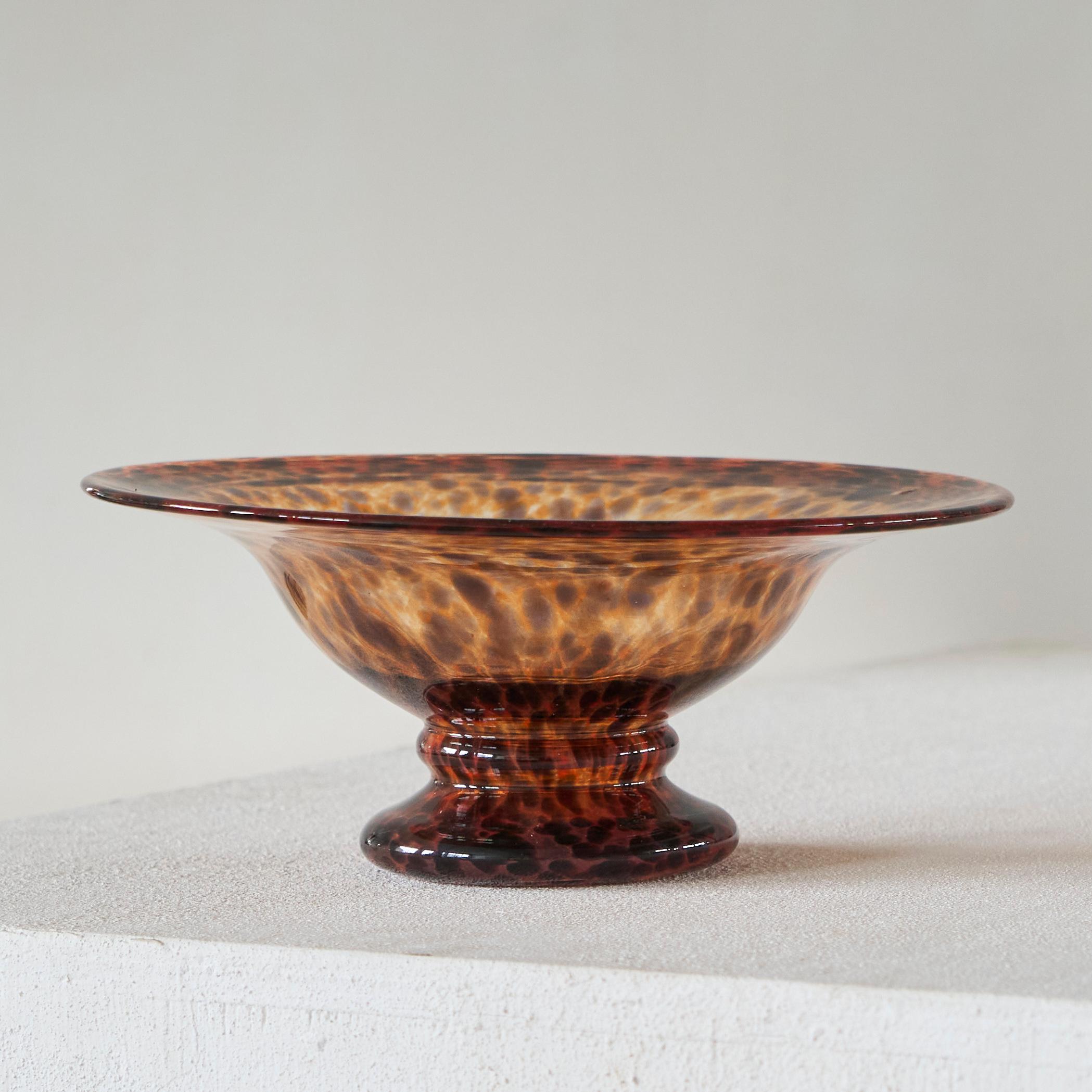 Elegante cuenco con pie de vidrio artístico moteado Mediados del siglo XX Europeo en venta