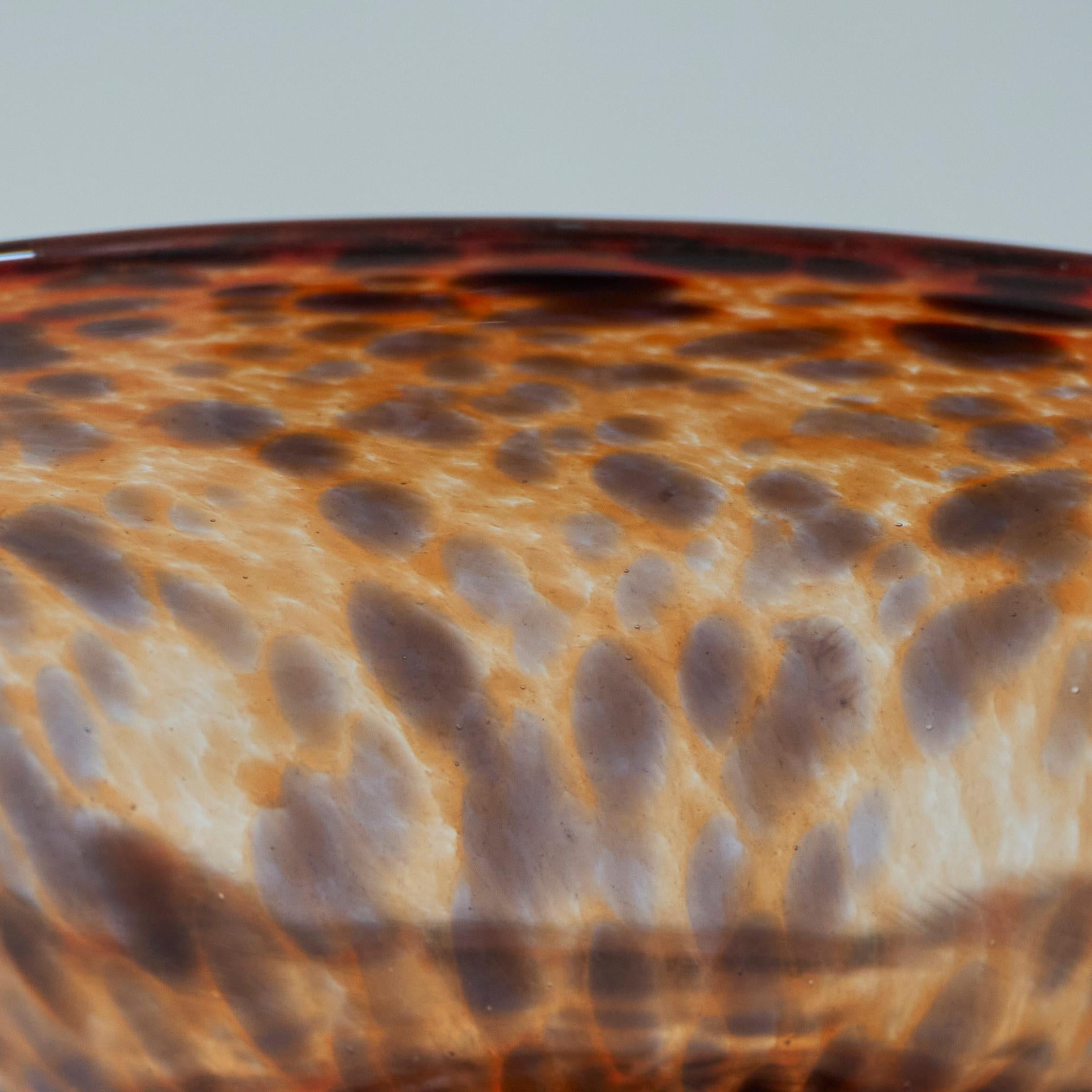 Elegante cuenco con pie de vidrio artístico moteado Mediados del siglo XX Hecho a mano en venta