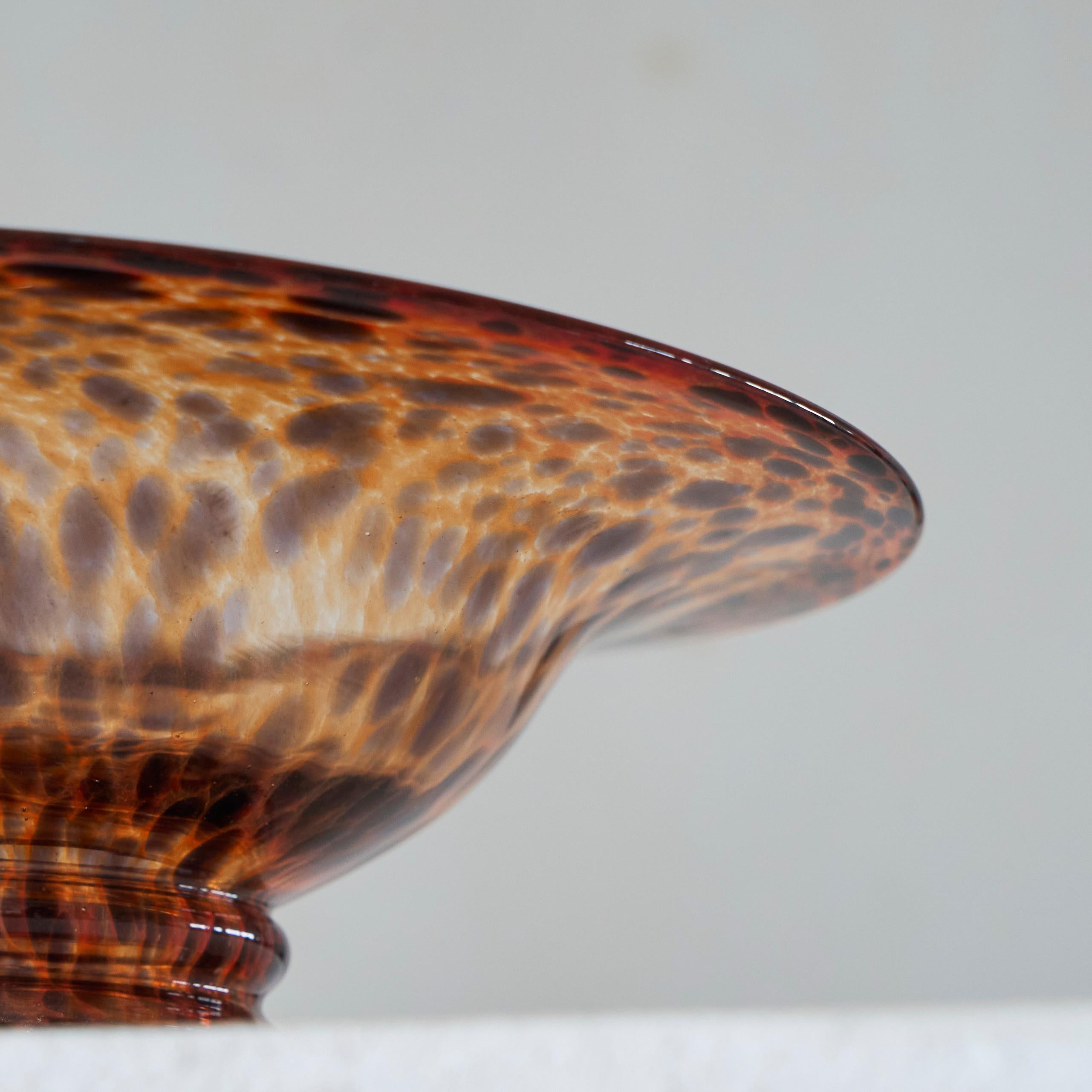 Elegante cuenco con pie de vidrio artístico moteado Mediados del siglo XX en Bueno estado para la venta en Tilburg, NL
