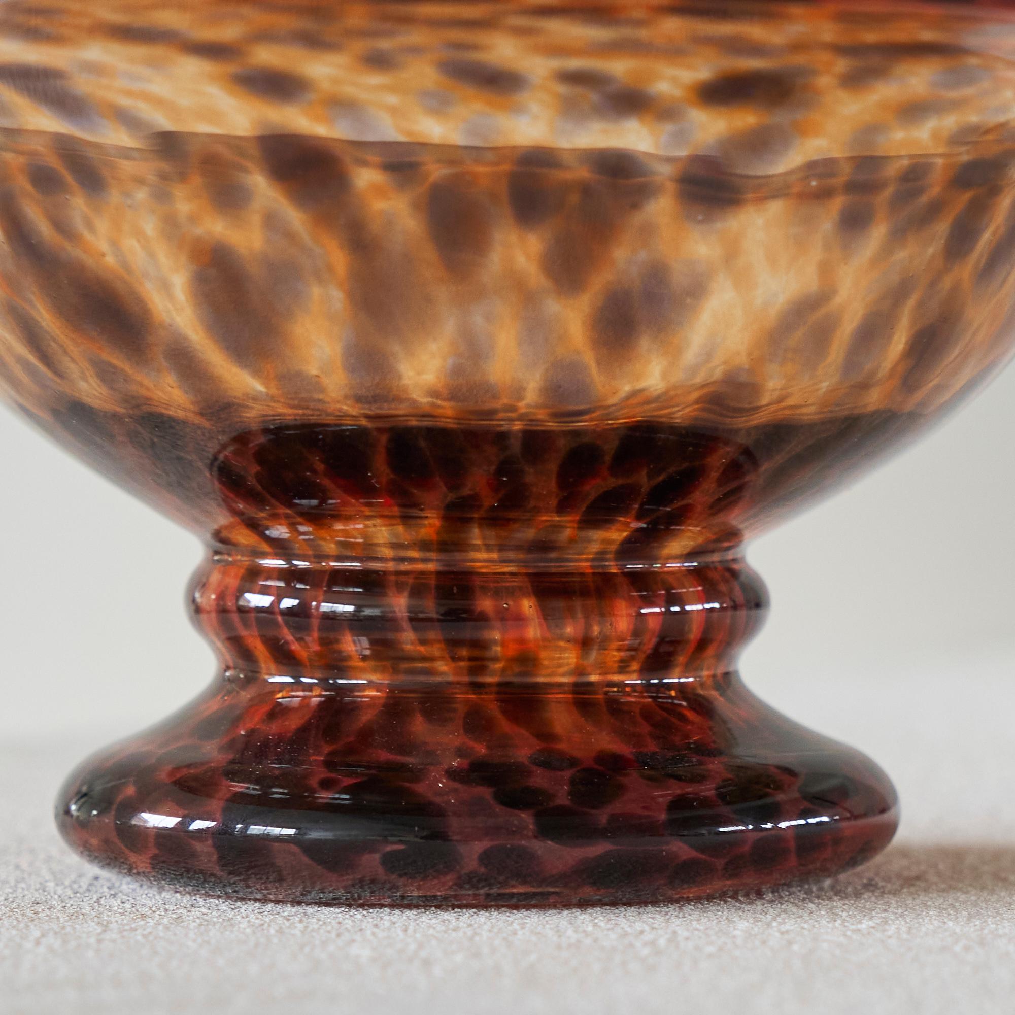 Elegante cuenco con pie de vidrio artístico moteado Mediados del siglo XX Vidrio en venta