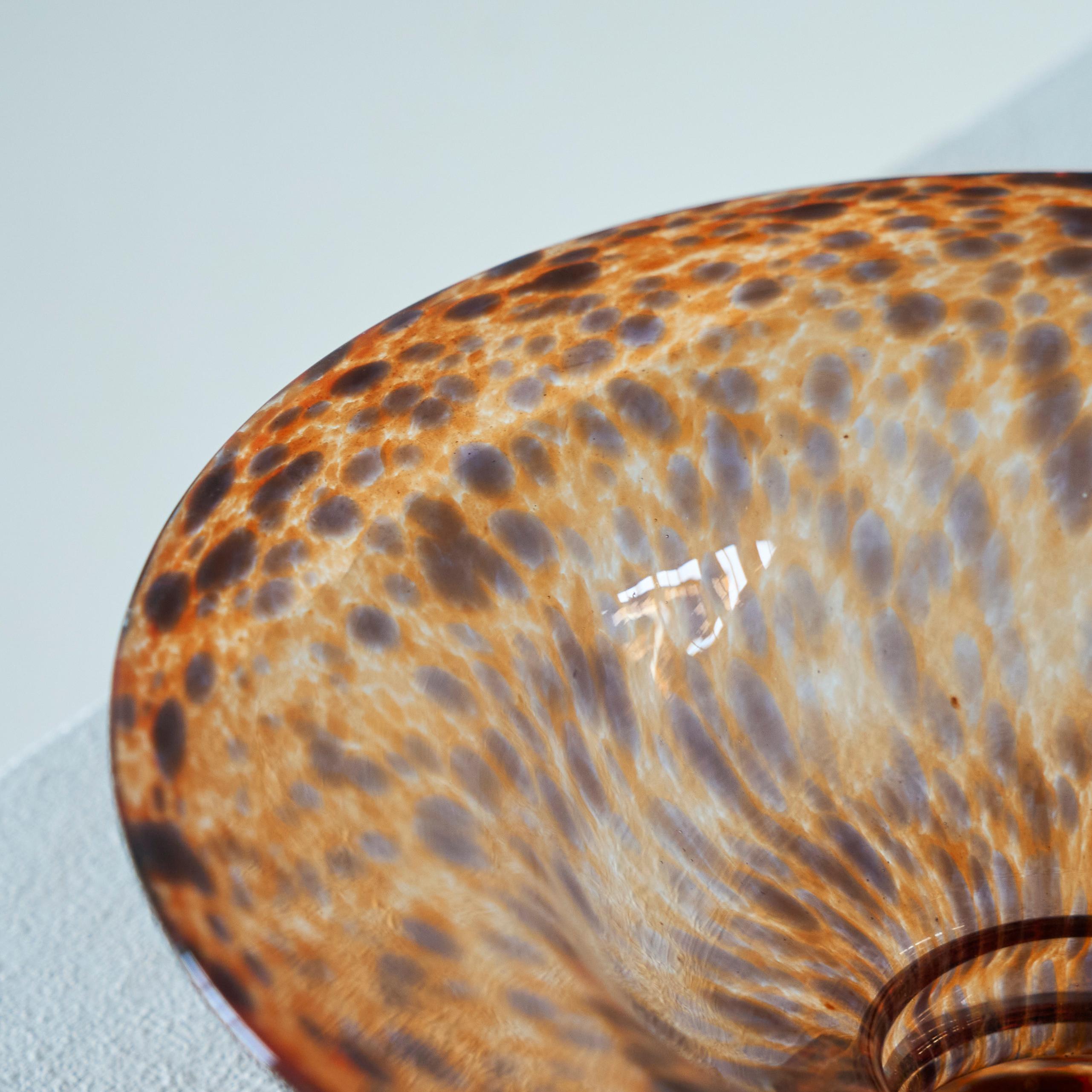 Elegante cuenco con pie de vidrio artístico moteado Mediados del siglo XX en venta 1