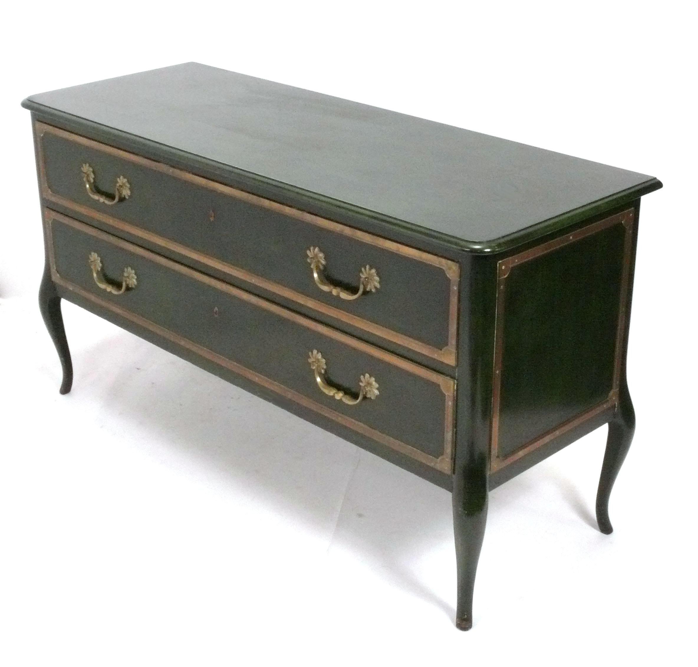Elegante cassapanca in verde foresta e finiture in ottone, realizzata da Grosfeld House, America, circa anni '50. Incredibile finitura verde foresta maculata con finiture e ferramenta in ottone patinato. Questo pezzo è di dimensioni versatili e può