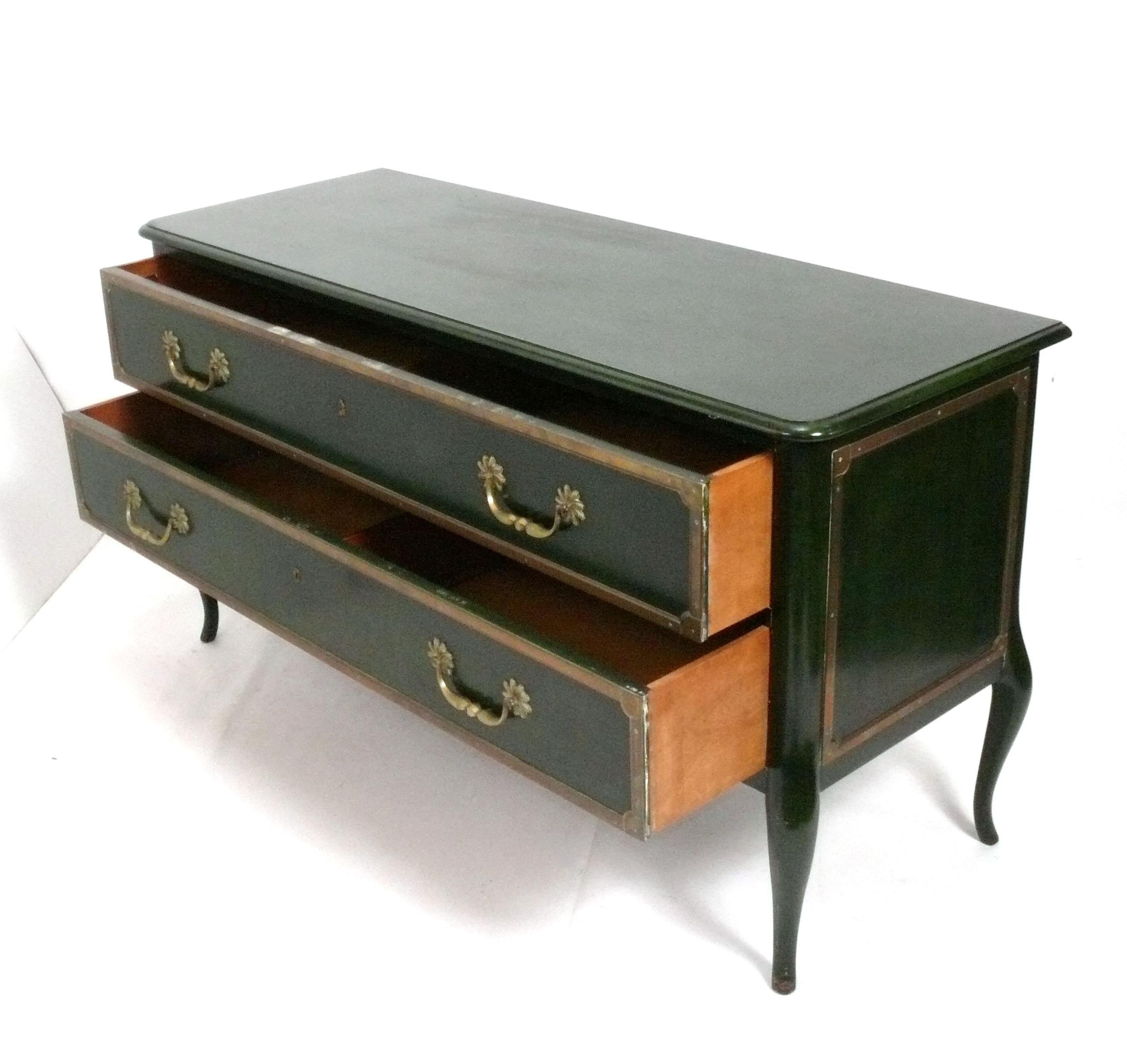 Hollywood Regency Elegante cassapanca con finiture in ottone e verde foresta di Grosfeld House in vendita