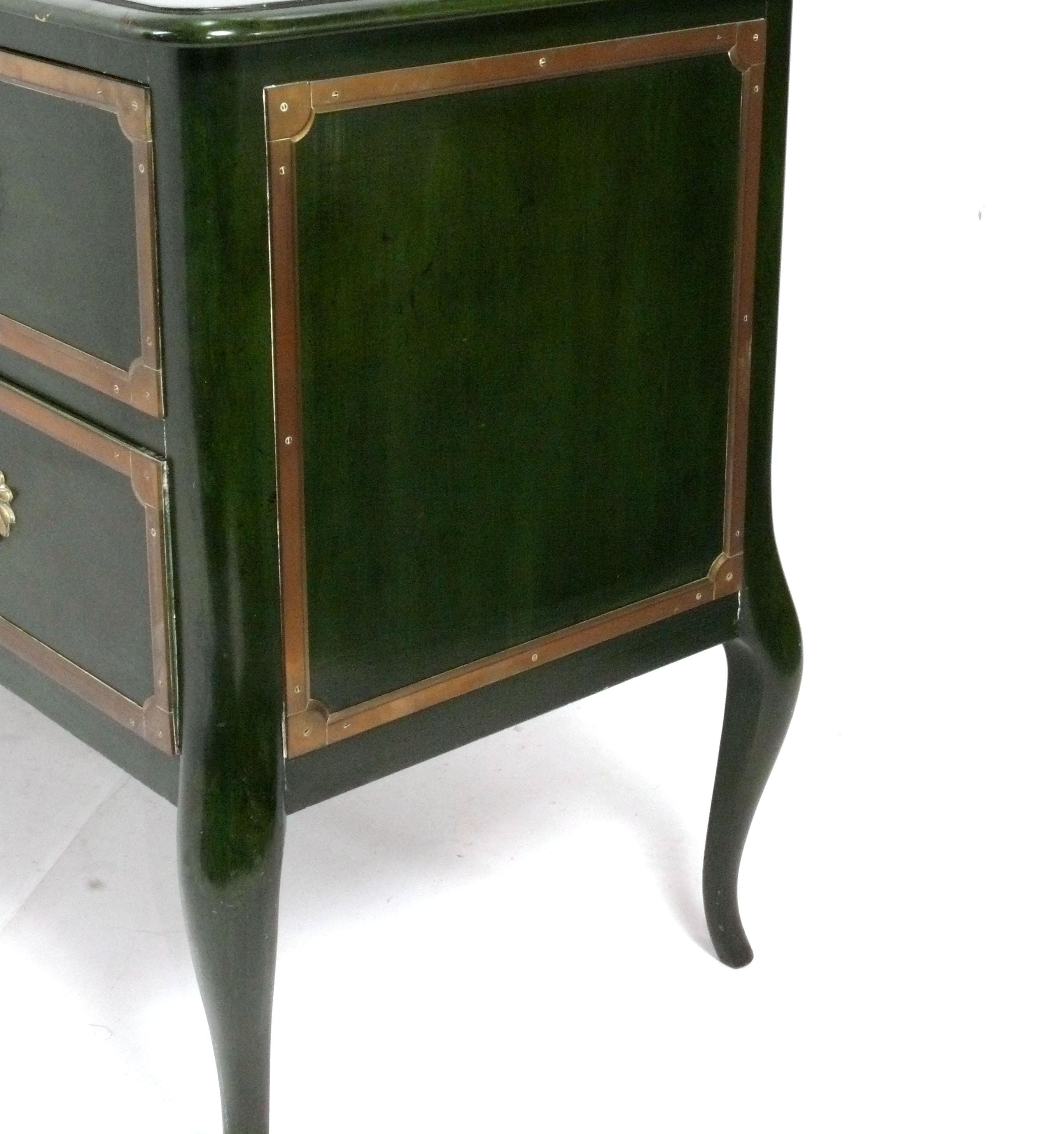 Placcato Elegante cassapanca con finiture in ottone e verde foresta di Grosfeld House in vendita