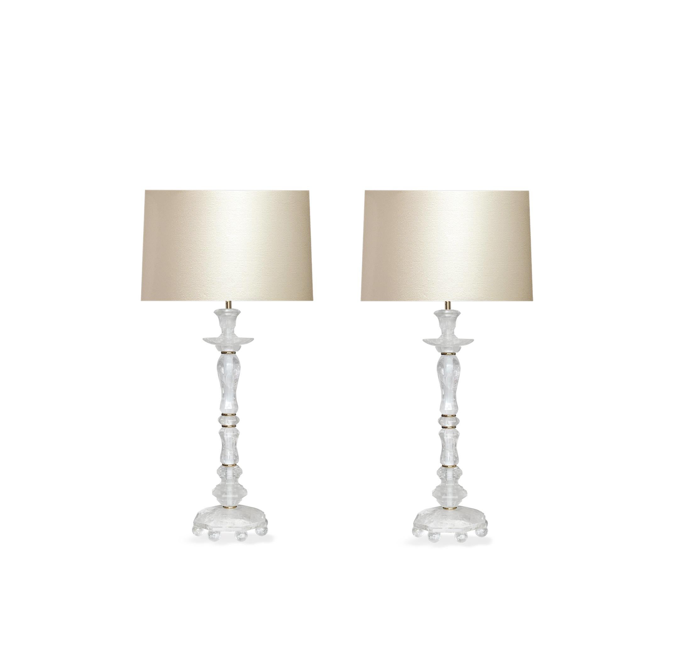 Coppia di lampade in cristallo di rocca di forma elegante e intagliata con inserti in ottone. Creato dalla Phoenix Gallery, NYC. 
Fino alla sommità del cristallo di rocca: 18