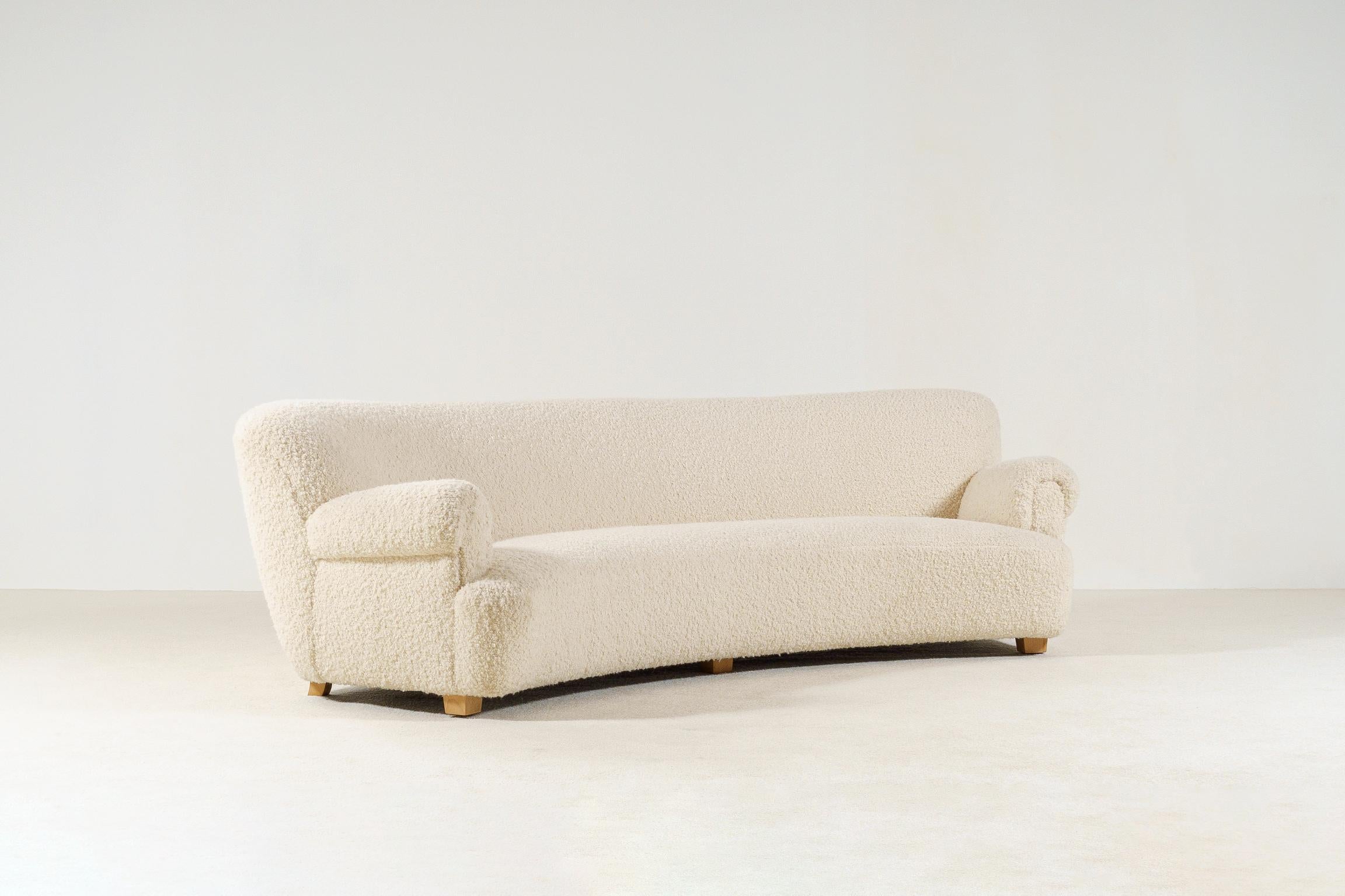 Large and elegant four-seat curved sofa manufactured in Denmark, in the 1940s.
Very soft and comfortable seat.
oak wood feet.

This sofa is an original piece from the 1940s that has been fully restored and newly re-upholstered in the traditional