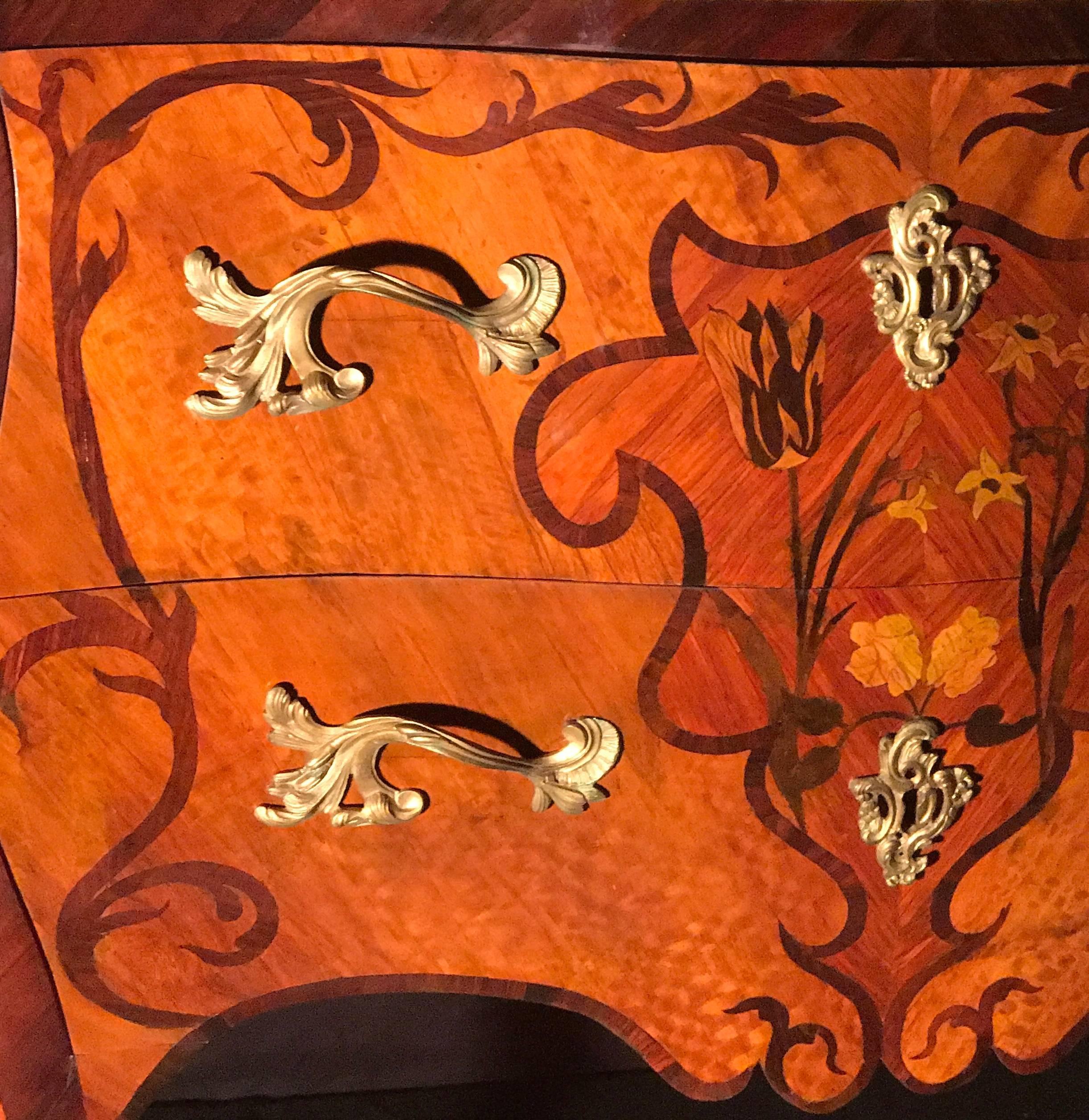 Marqueterie Elegante commode francese del 18° secolo, periodo Luigi XV in vendita