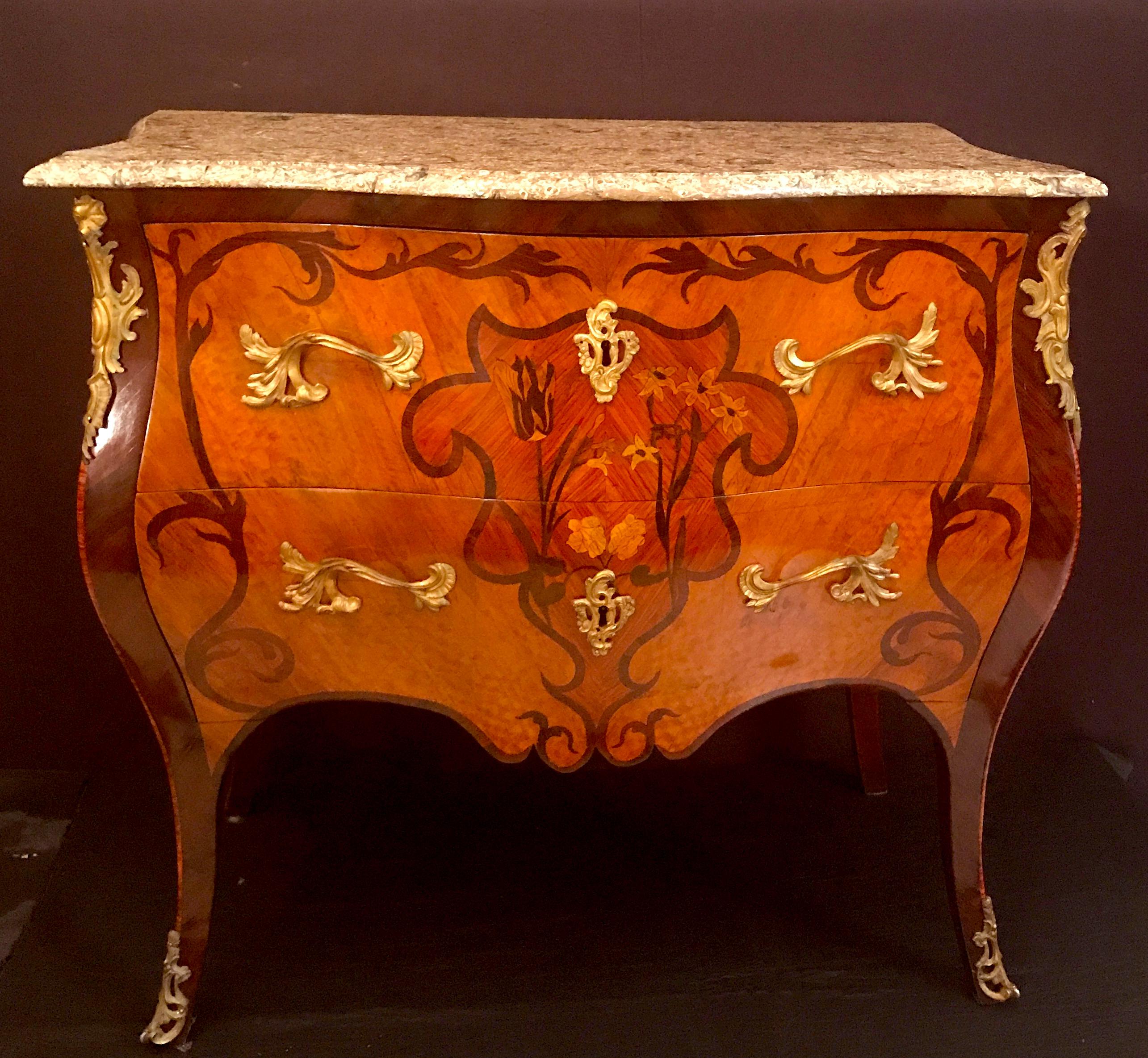 Elegant French 18th Century Commode Louis XV Period In Good Condition For Sale In Rome, IT