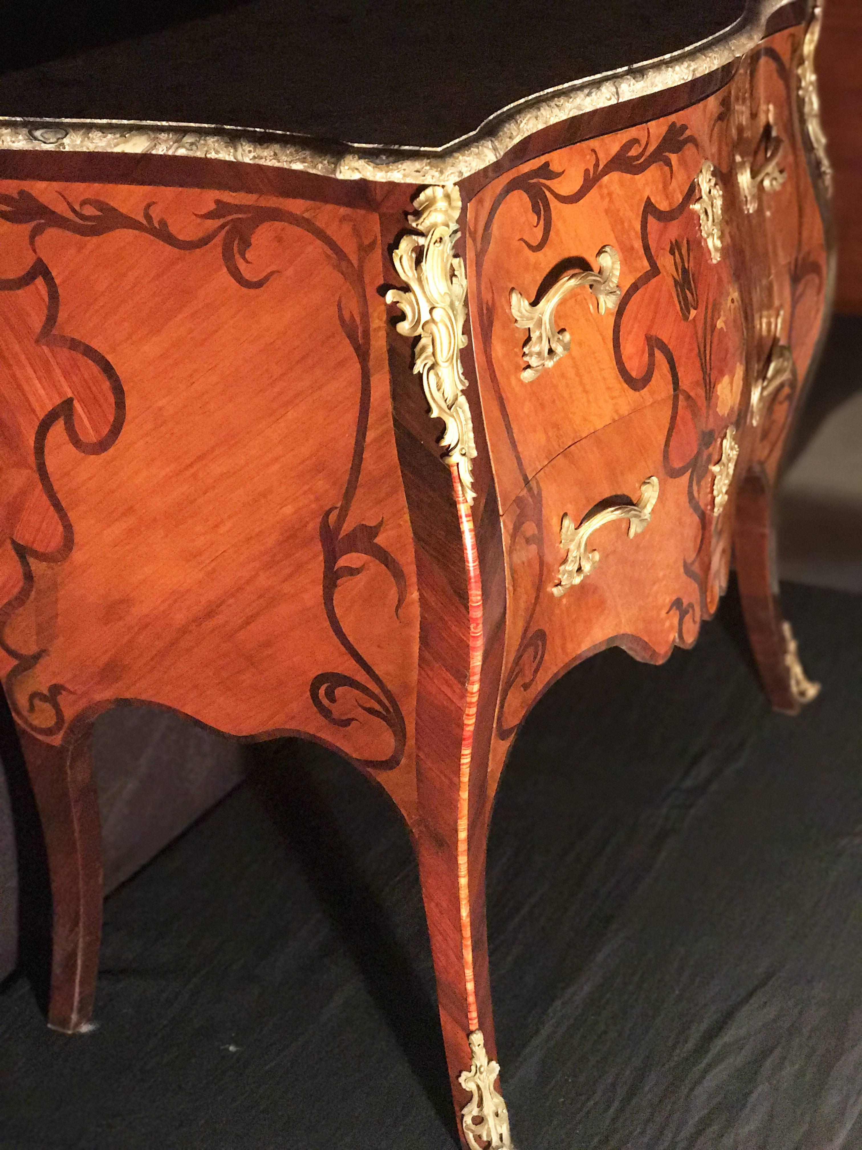 Elegante commode francese del 18° secolo, periodo Luigi XV In condizioni buone in vendita a Rome, IT